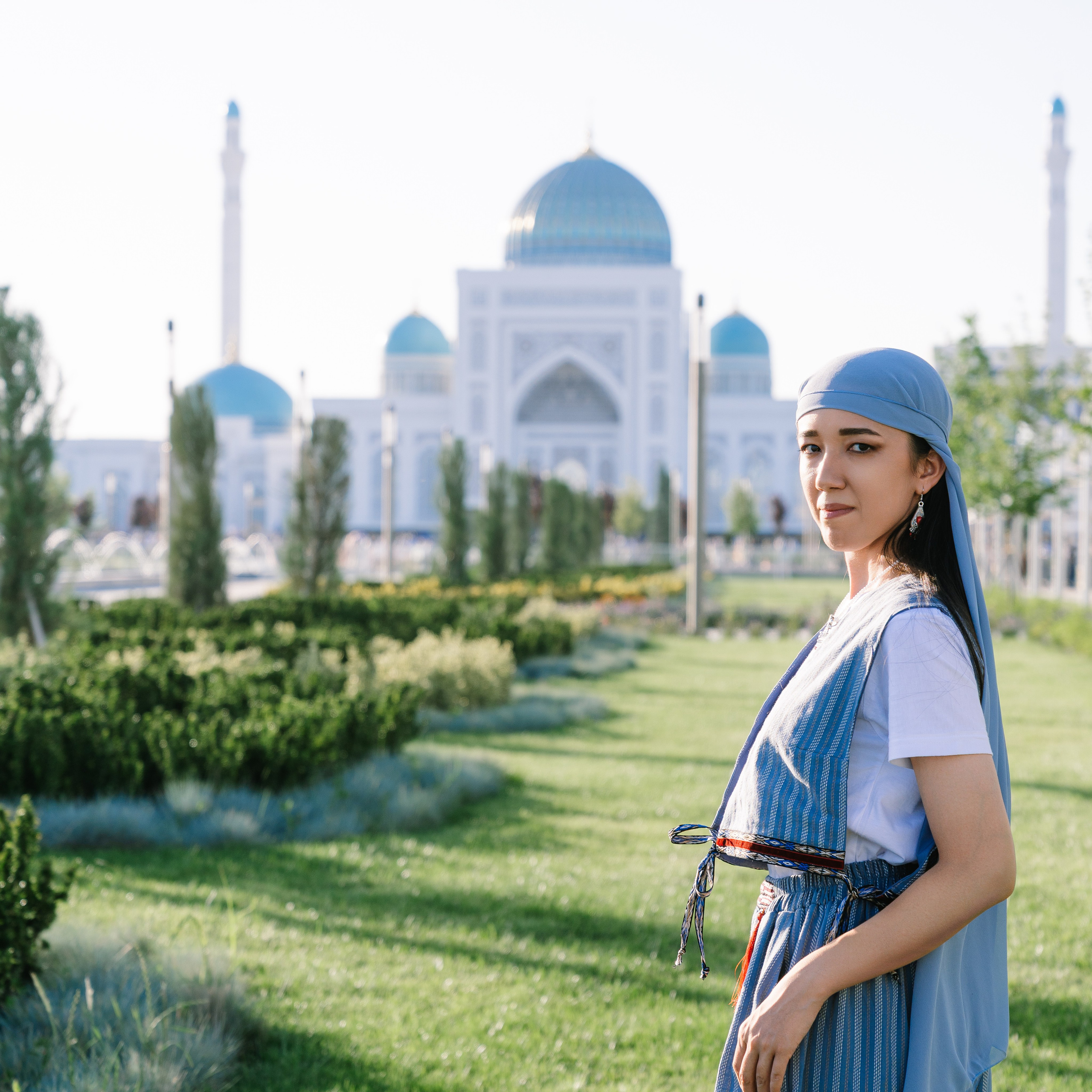 Аренда длинных узбекских платьев для фото. Фотограф в Узбекистане и Самарканде Джасур Марупов