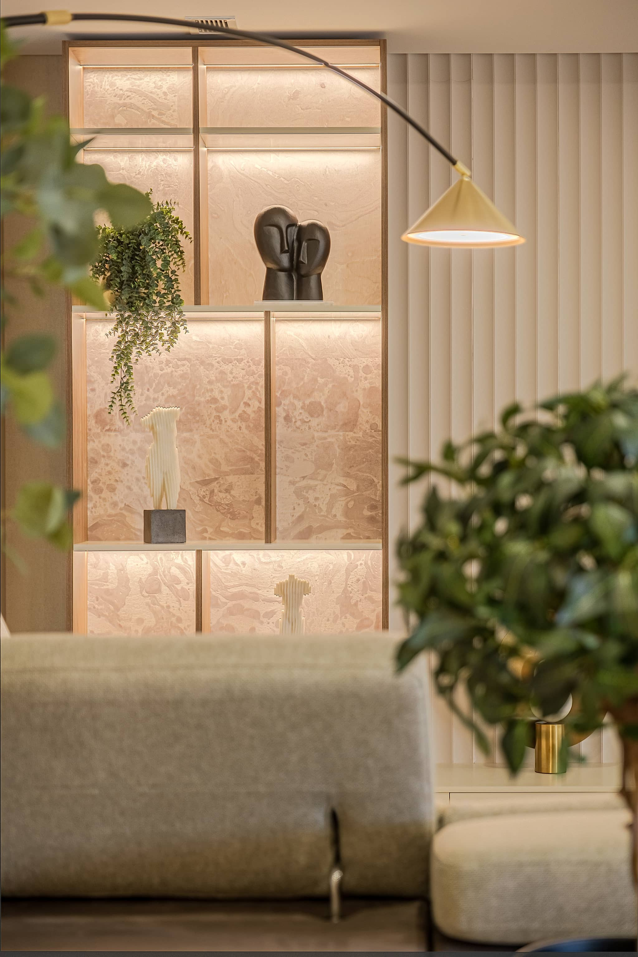 detalhe de estante de sala em estilo moderno 