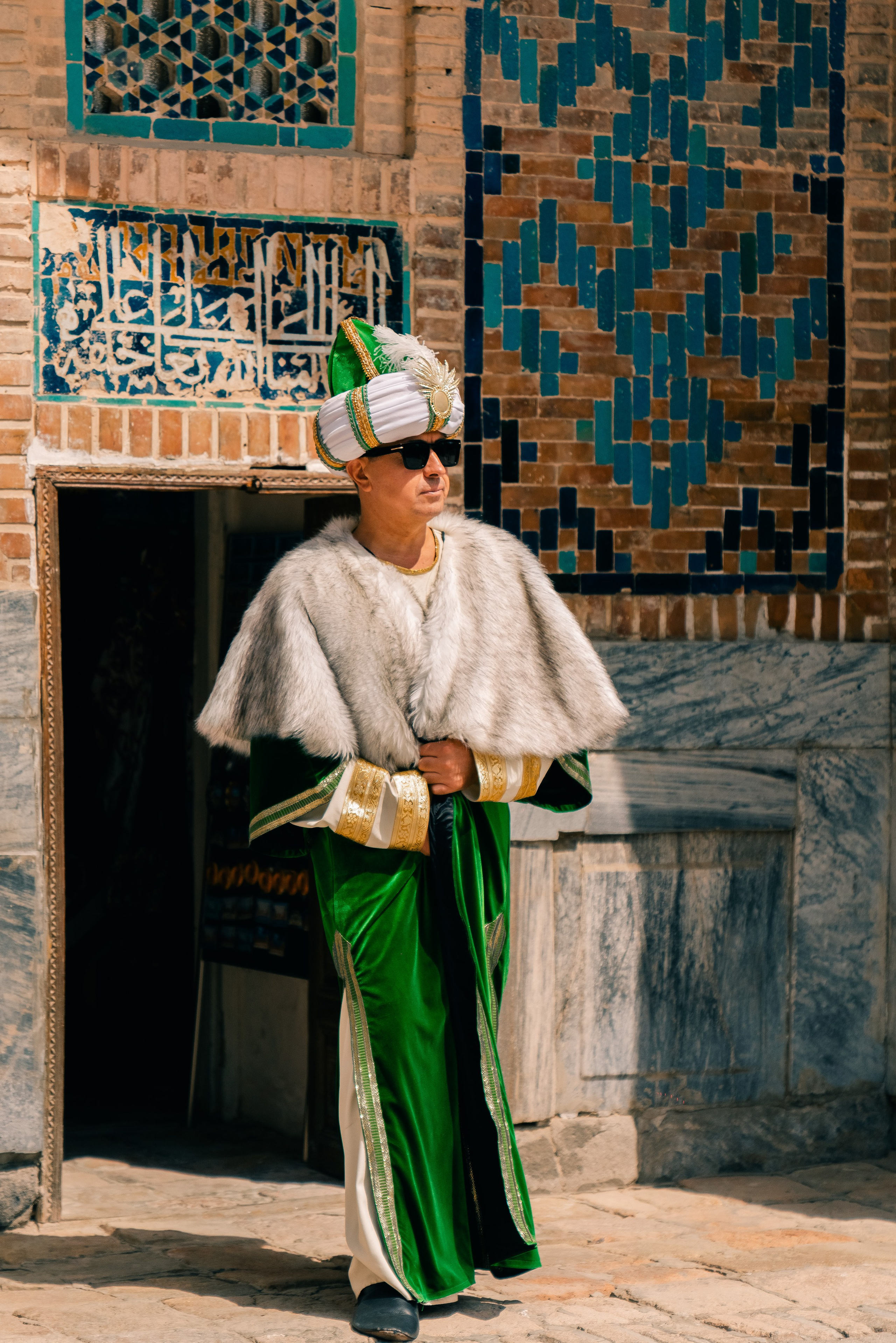 Мужчина в королевском восточном уборе с меховым халатом. Фотограф в Узбекистане и Самарканде Джасур Марупов