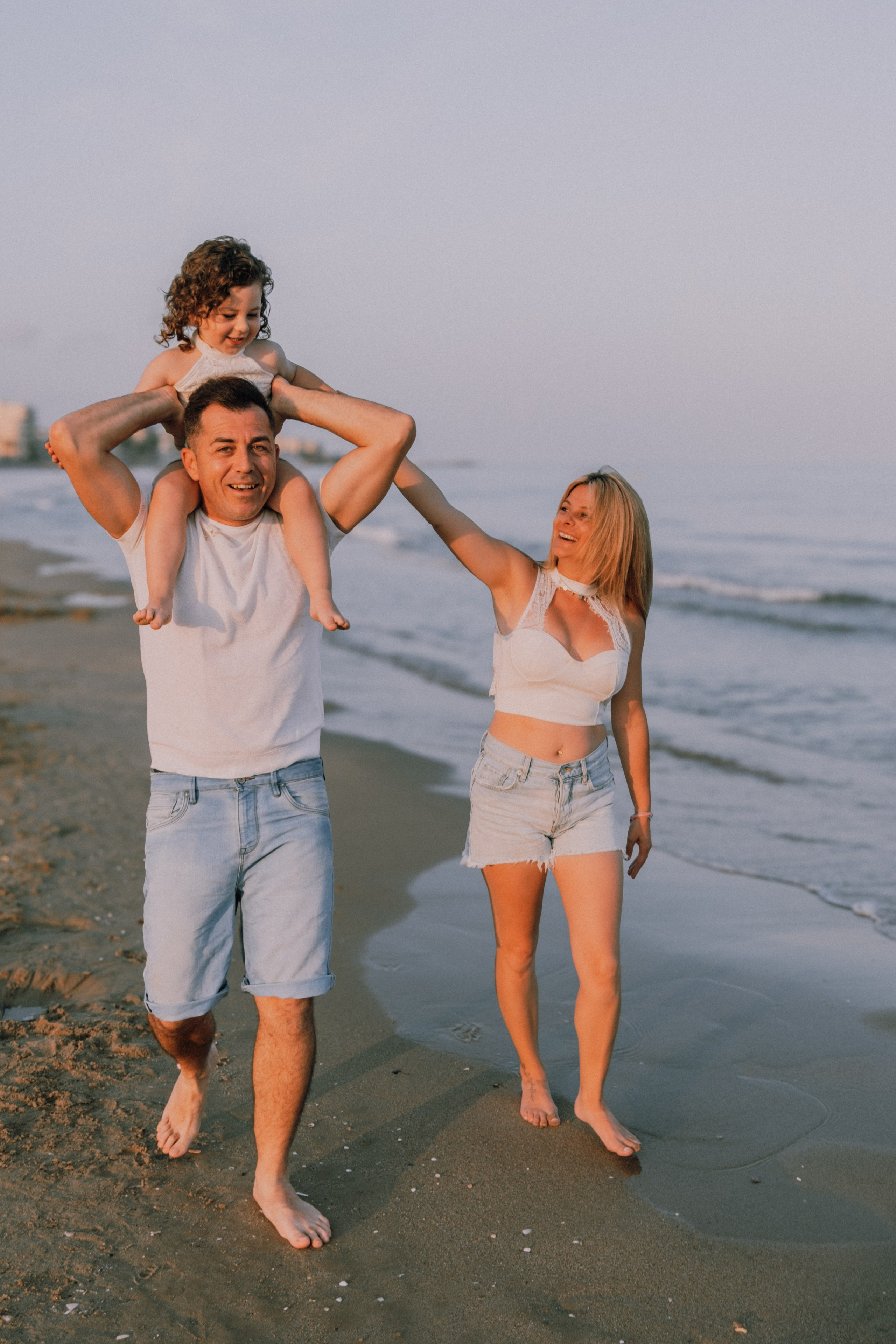 Sesión familiar en la playa. Fotografía profesional en Calafell - Elena Medvedeva