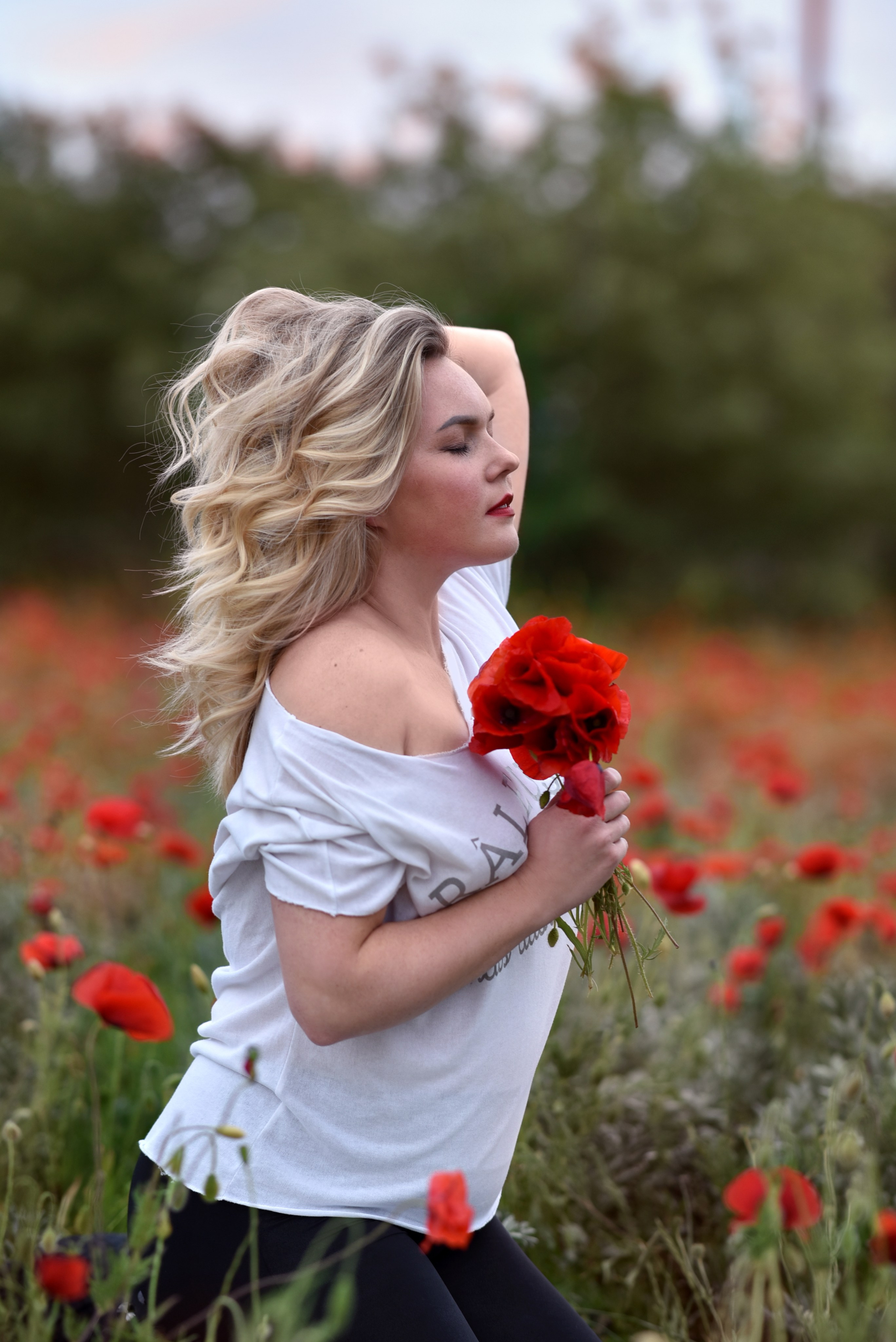 Séance photo dans un champ de coquelicots BEZIERS. Photographe Professionnel à Béziers et Montpellier – Mariages, Portraits et Vidéos Aériennes