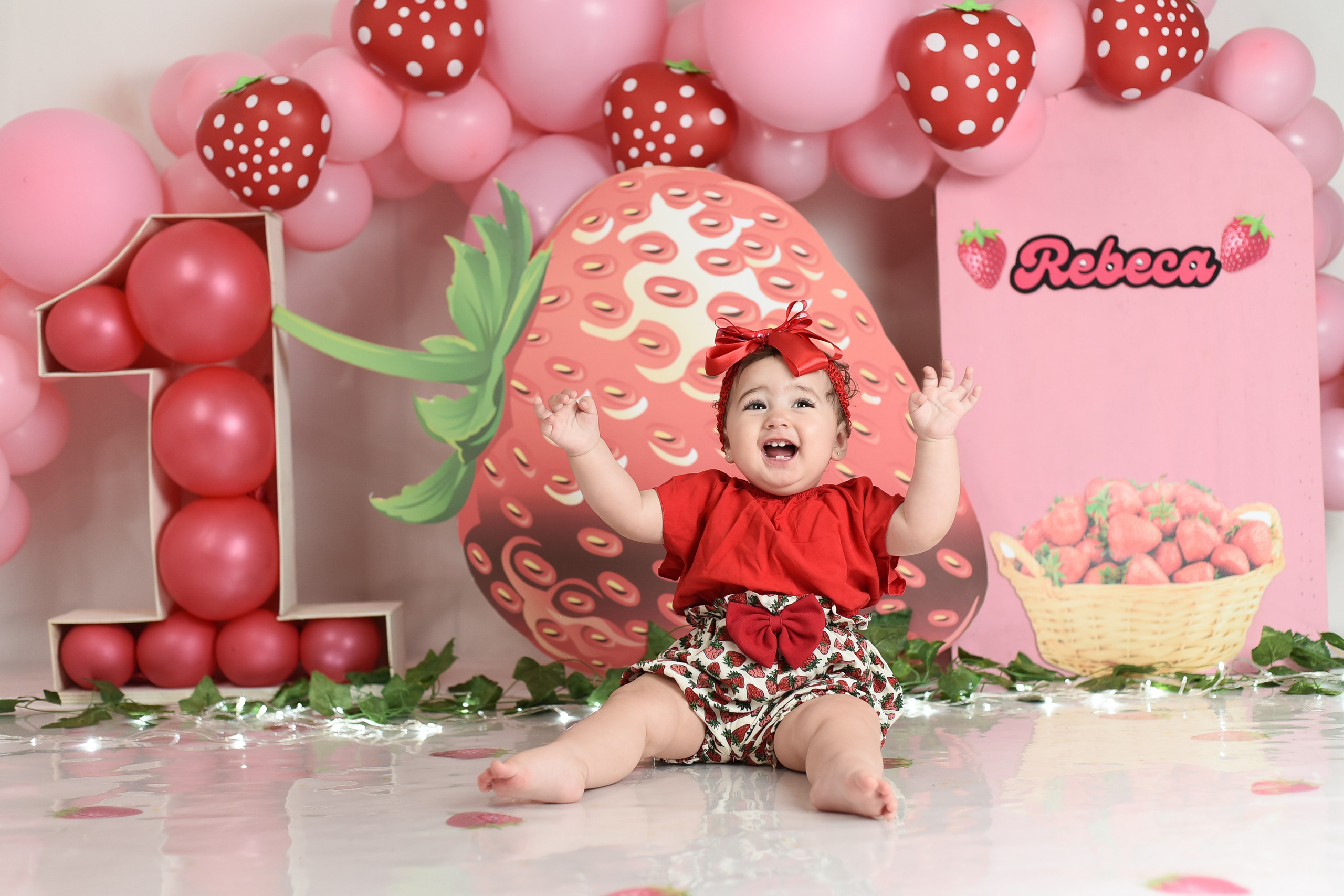 Sesión 1er año de Rebeca. Temática: Frutillita + Mini Sesión Navideña. Fotografo de casamiento en misiones y fotógrafo de familia  Posadas