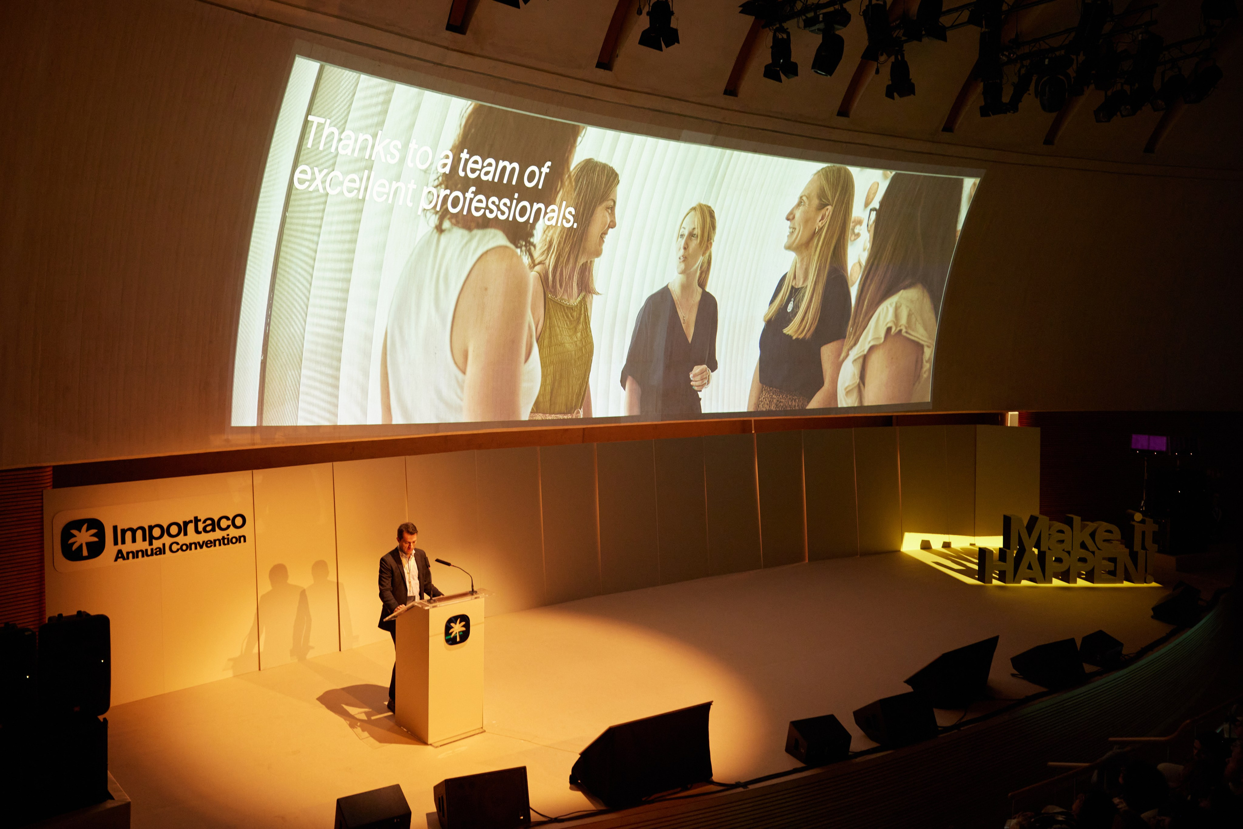 Importaco banc imatge. Josep Gil - fotografia