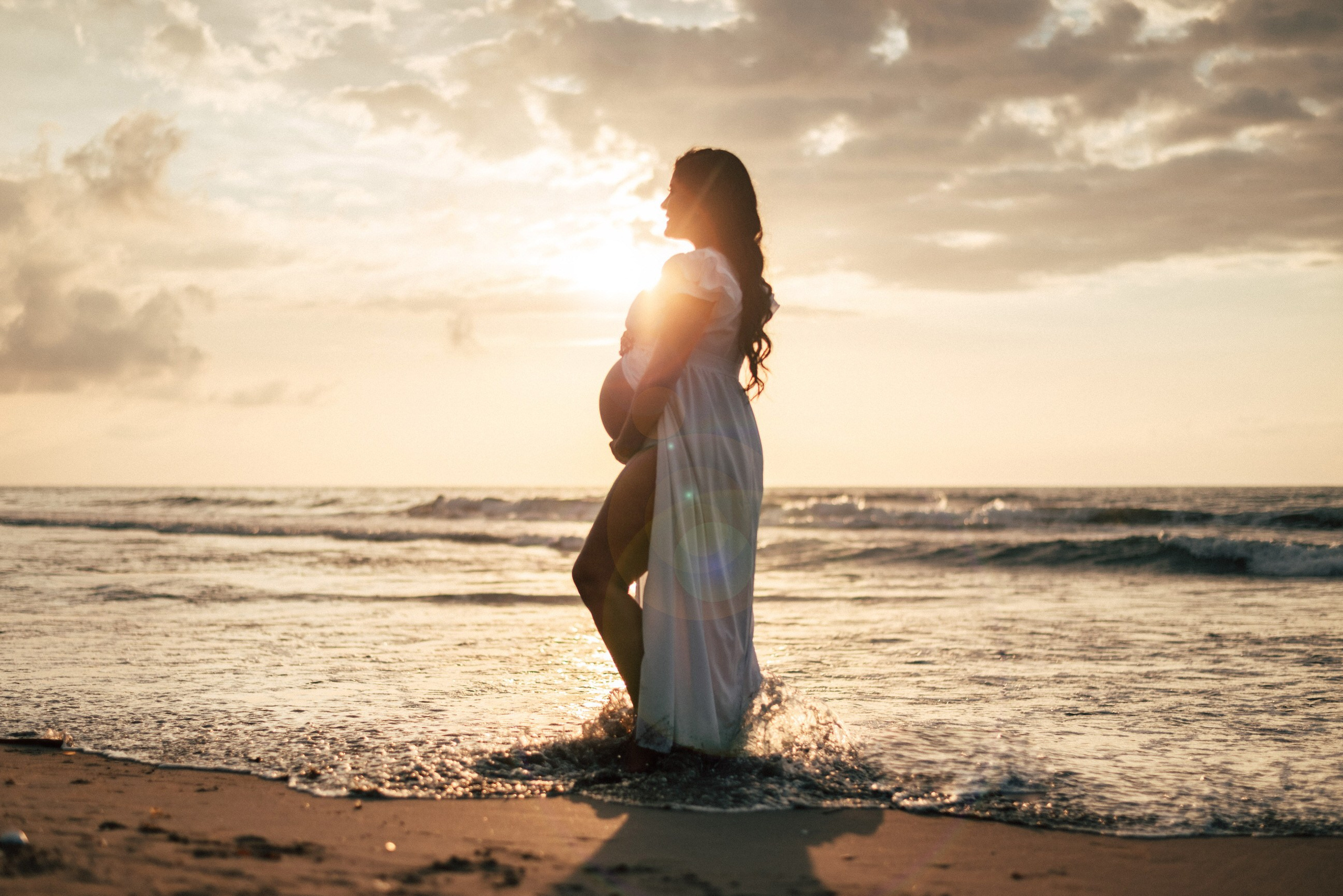 Retrato minimalista de embarazo en la playa en Barranquilla.