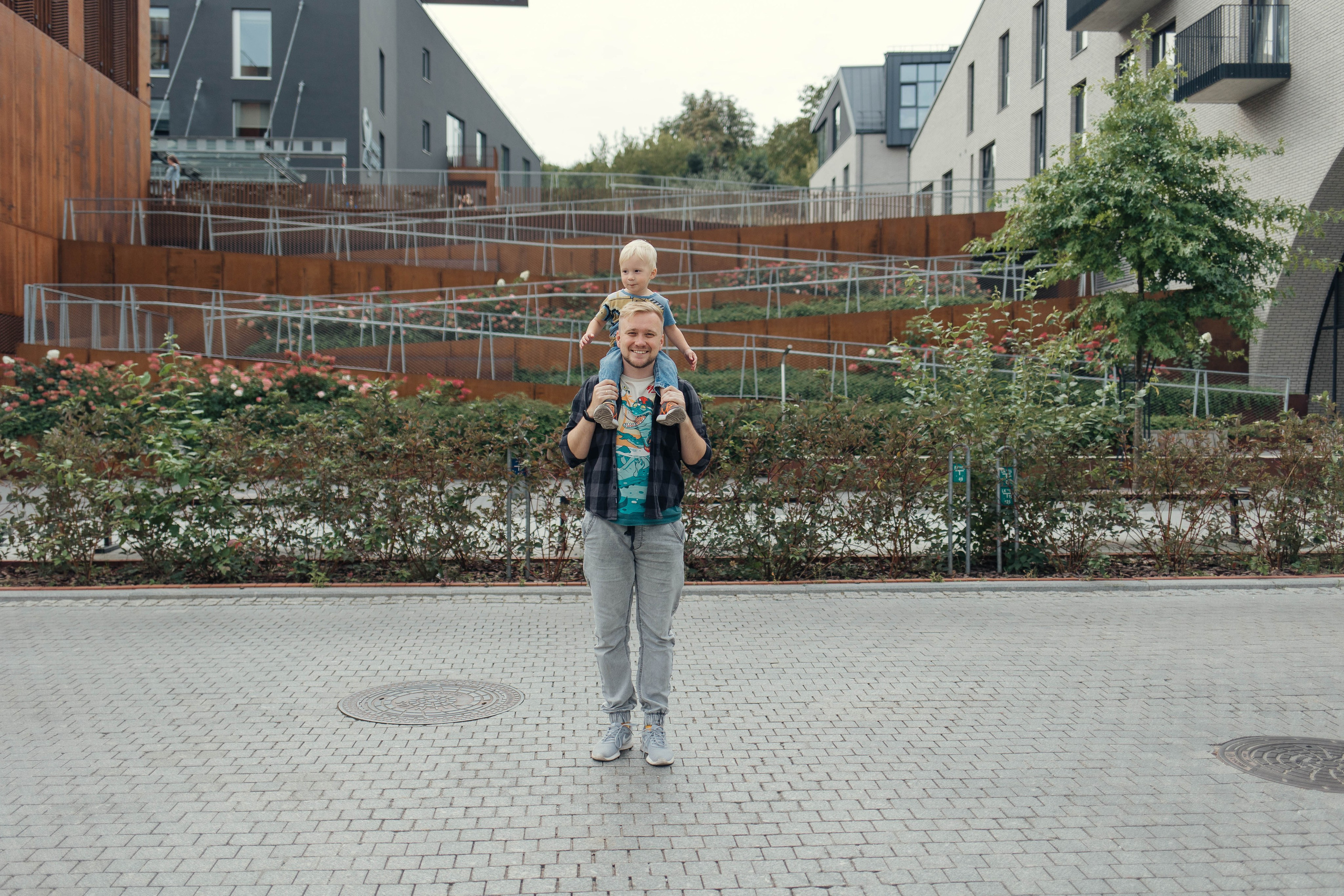 Along the streets of Vilnius in lifestyle style. Family photographer in Vilnuis Svetlana Naumova