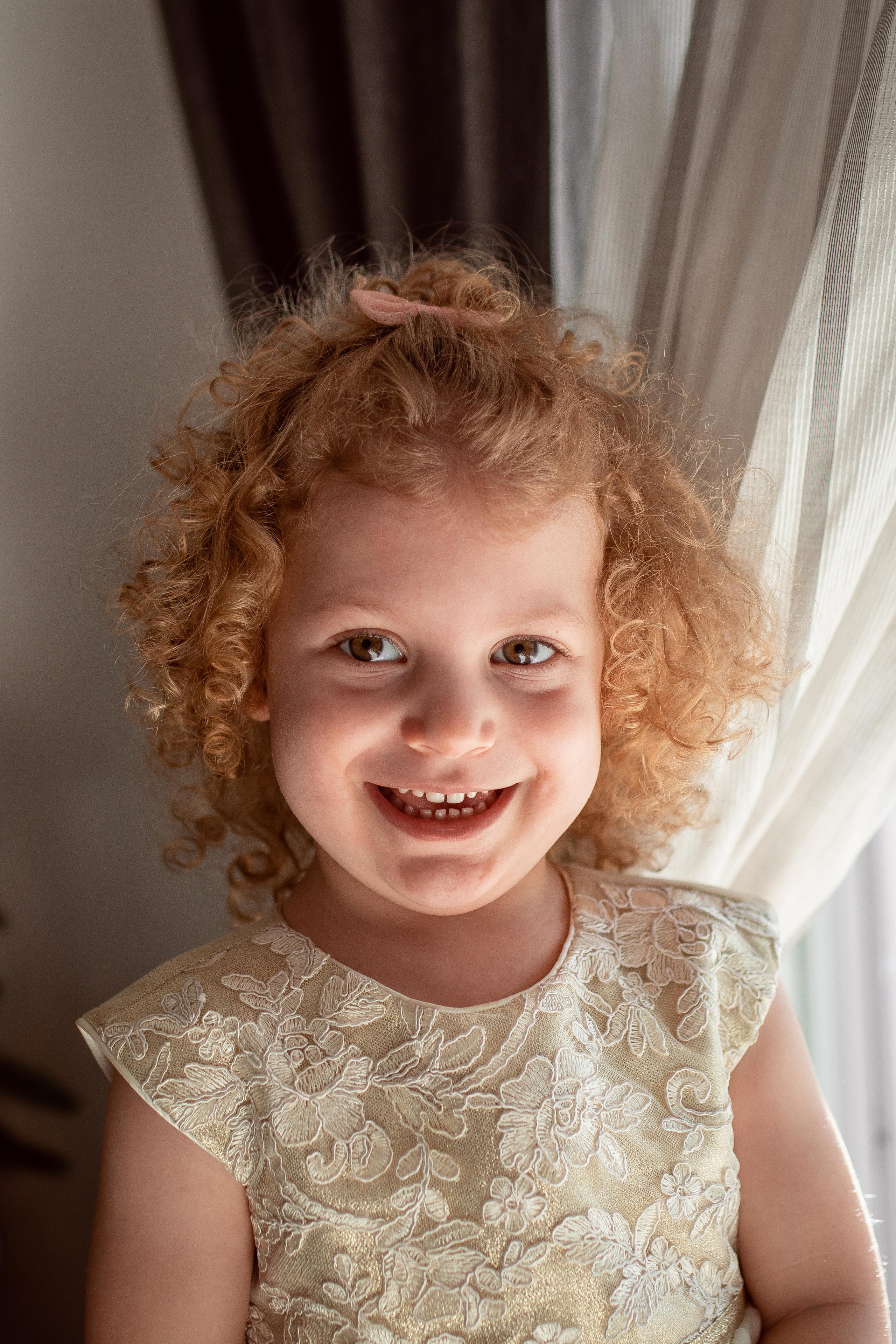 Home Christmas mini photoshoot. Family Photographer in Greece