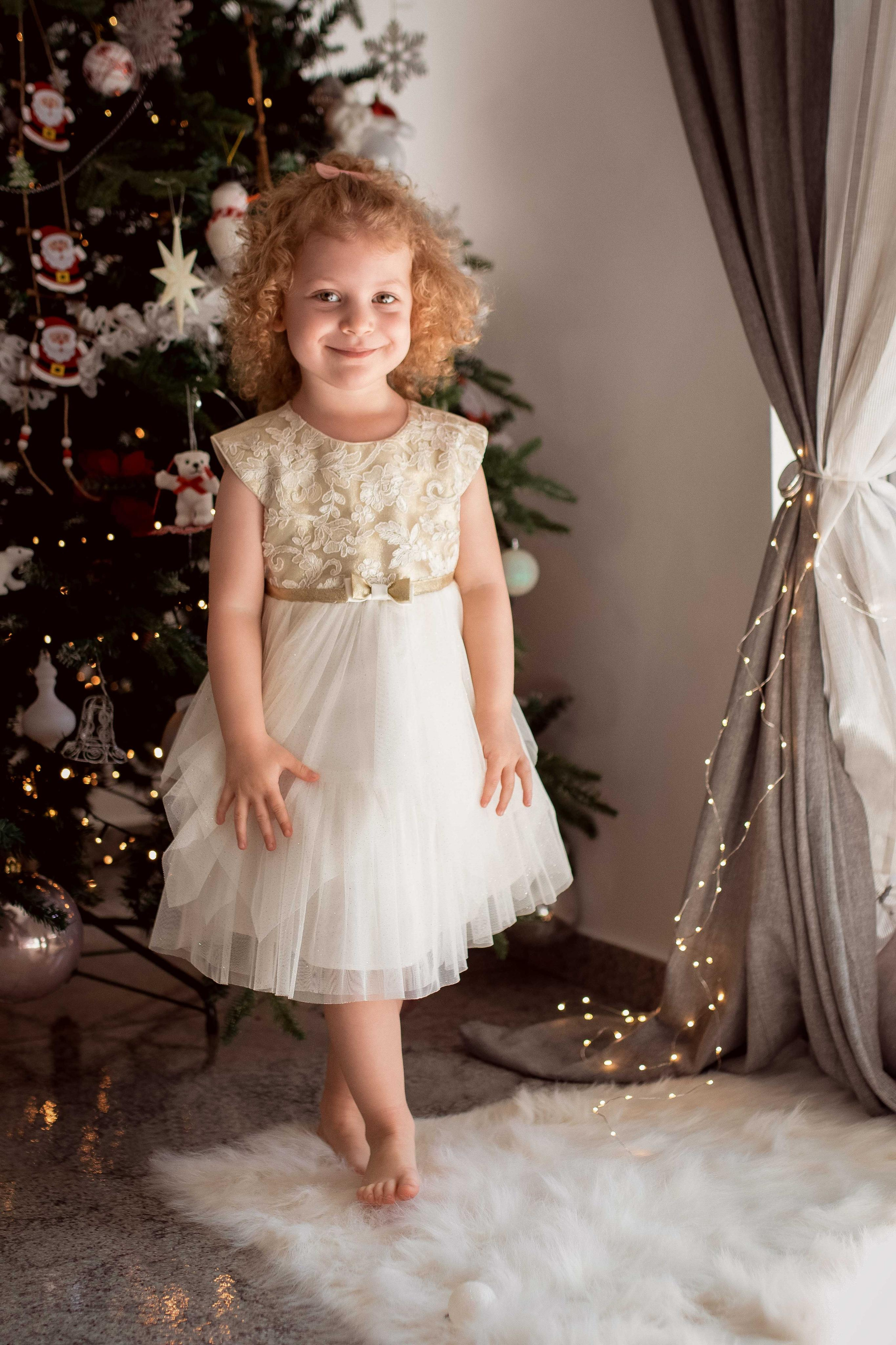 Home Christmas mini photoshoot. Family Photographer in Greece