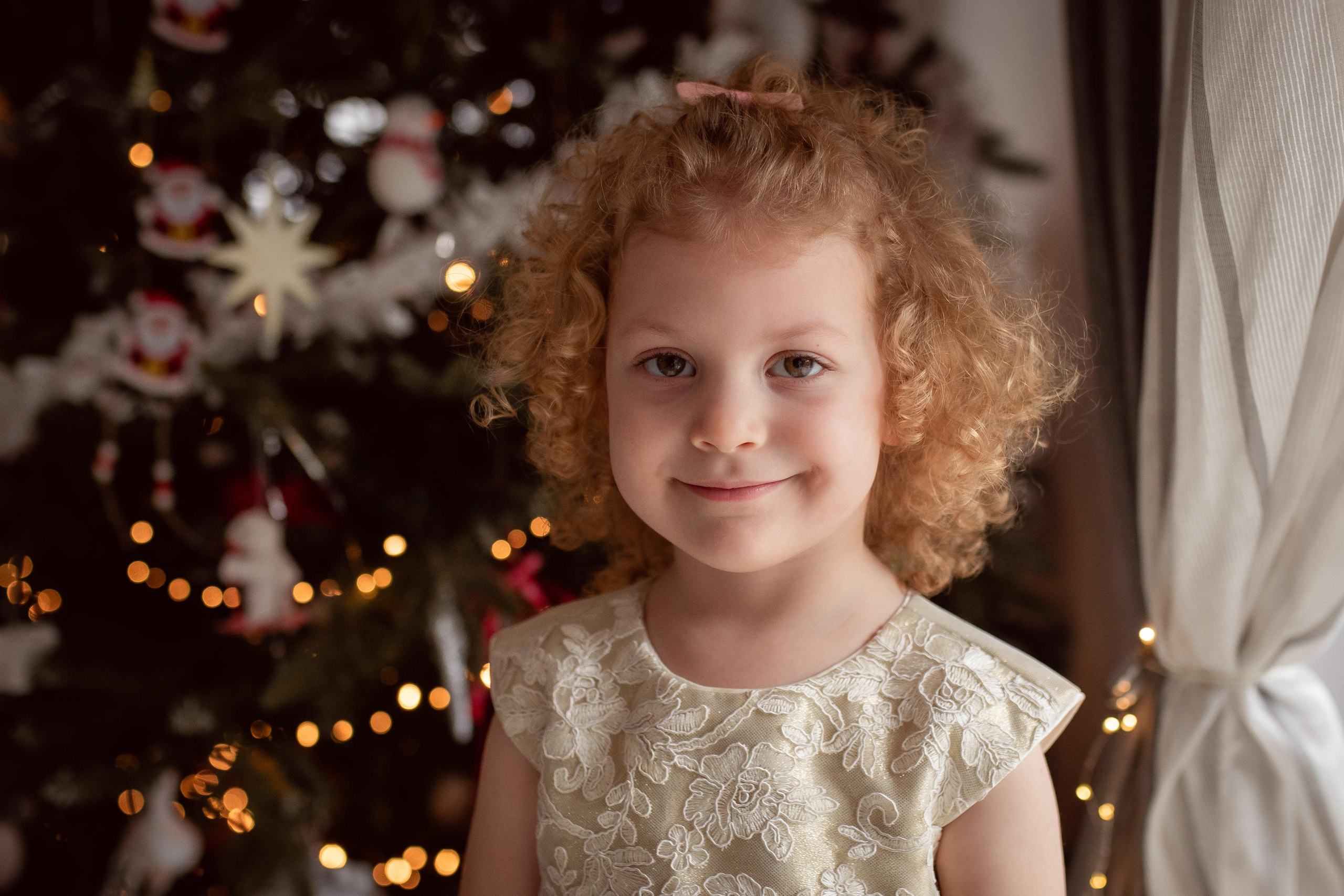 Home Christmas mini photoshoot. Family Photographer in Greece