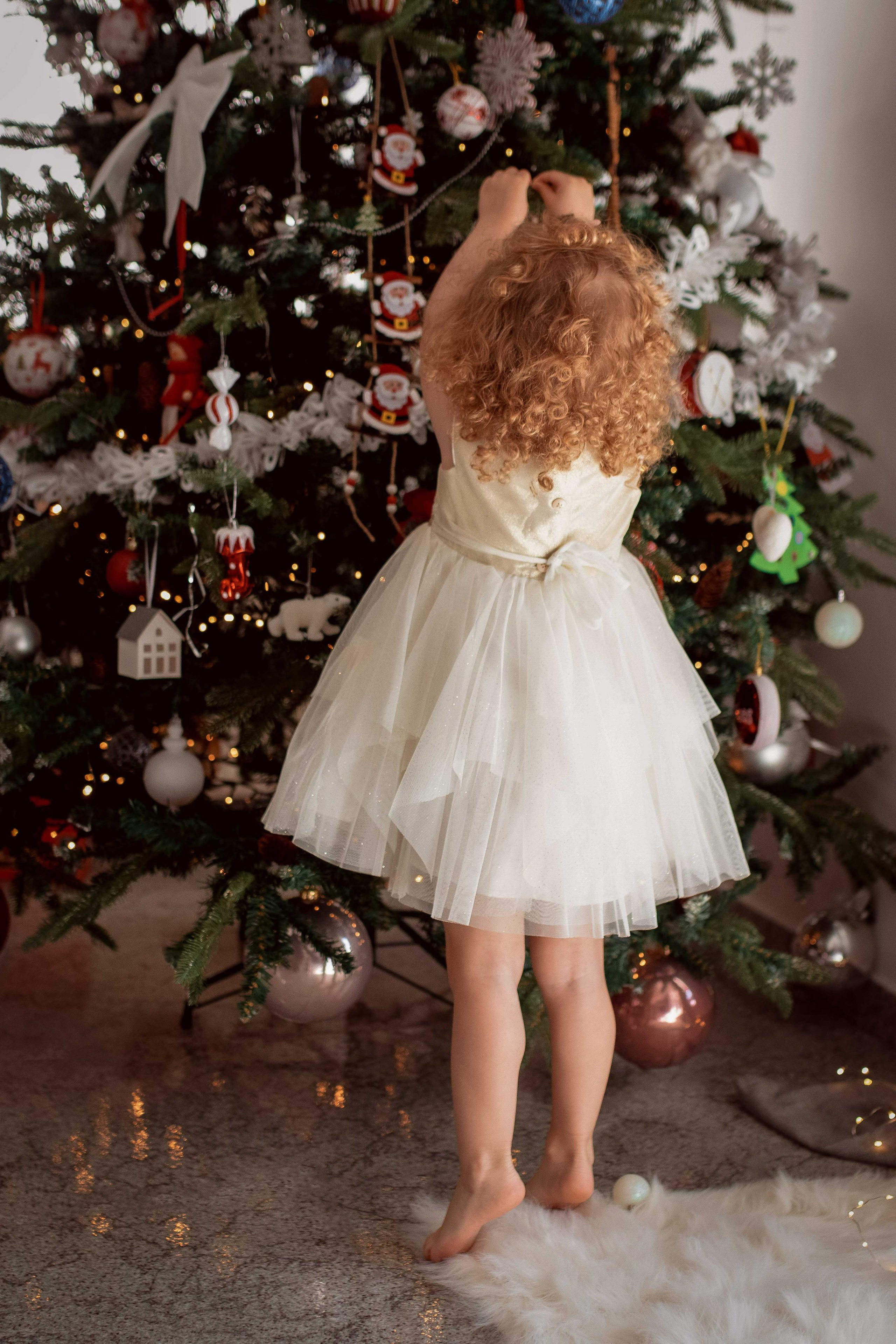 Home Christmas mini photoshoot. Family Photographer in Greece