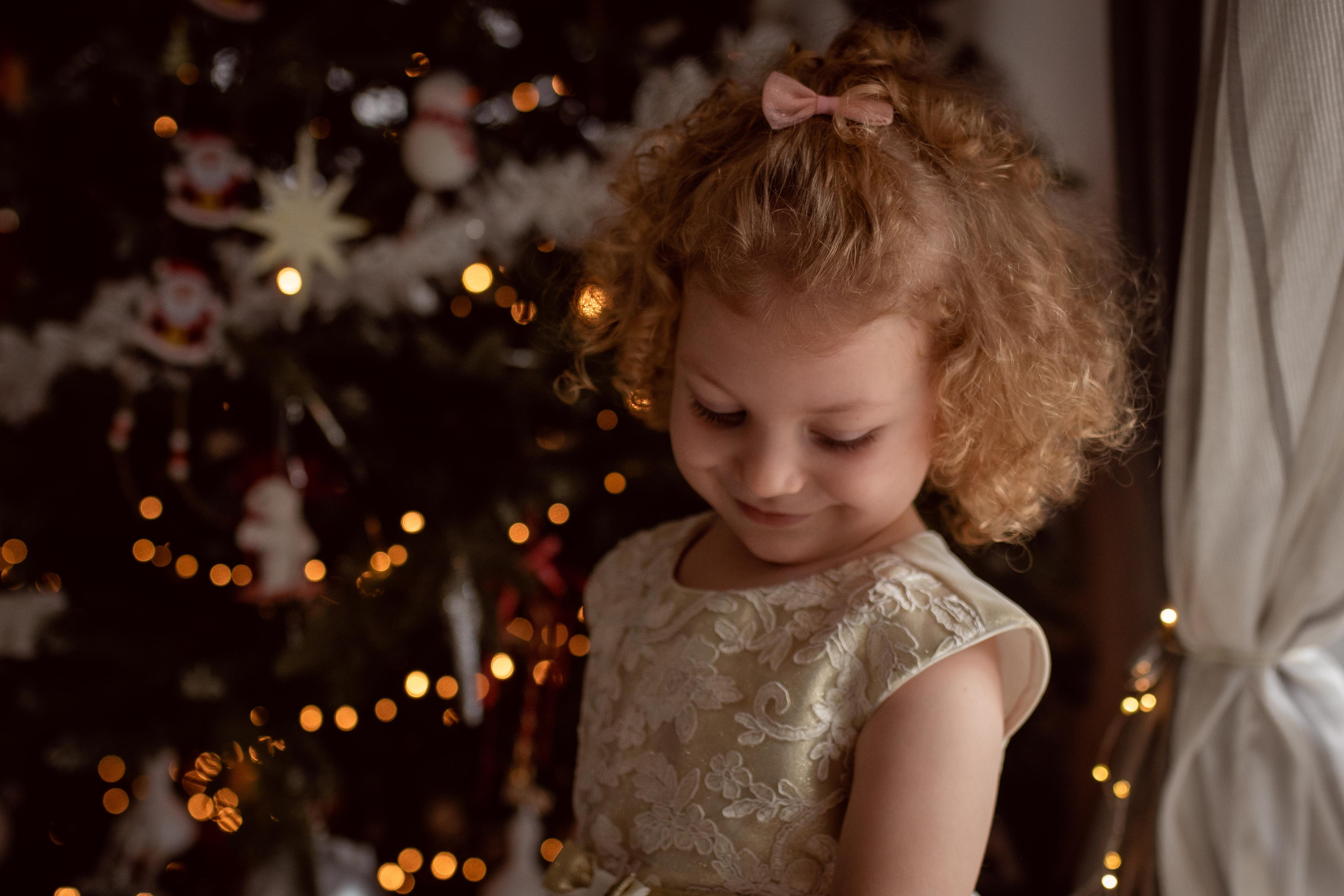 Home Christmas mini photoshoot. Family Photographer in Greece