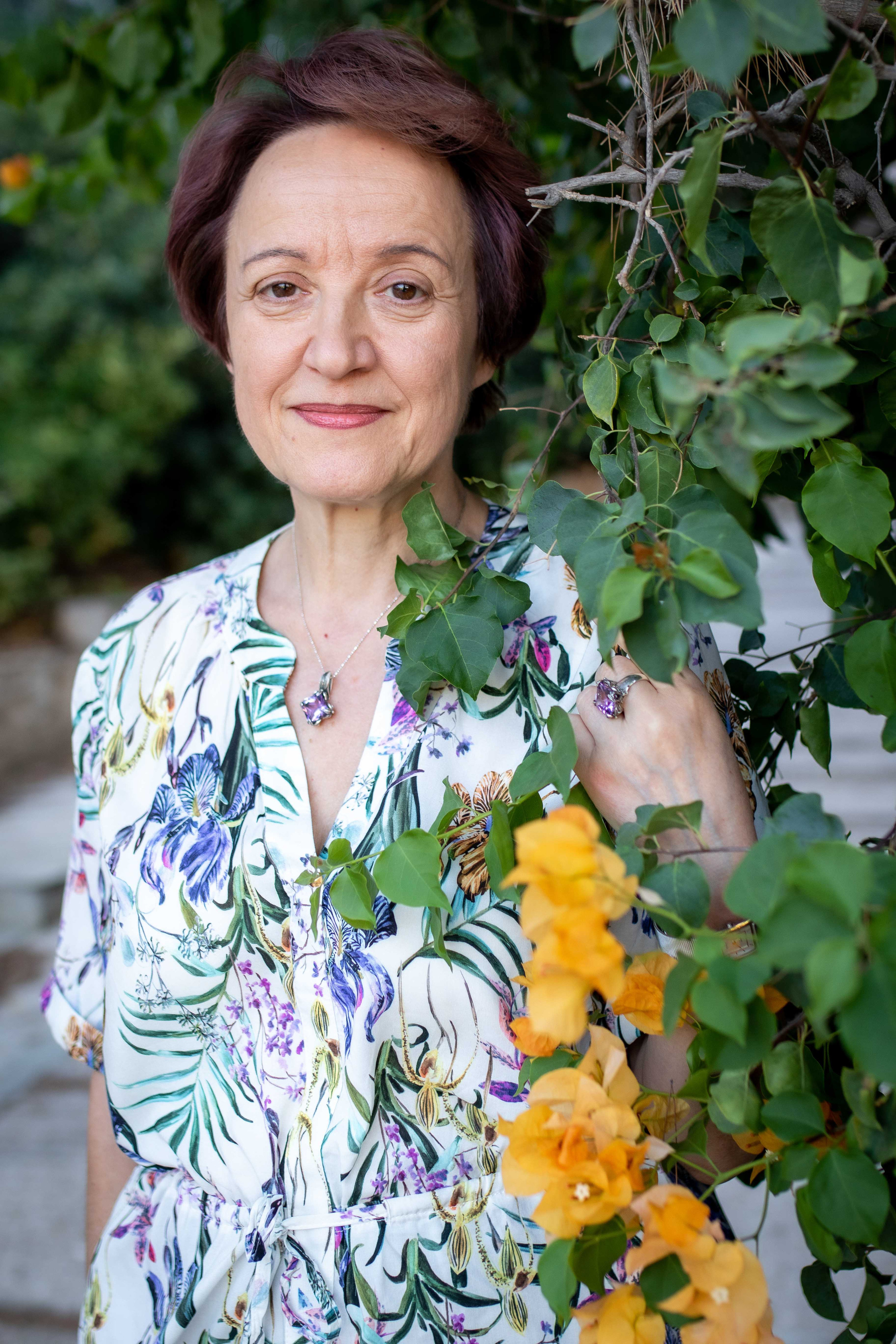 Cozy in-home family photo session. Family Photographer in Greece