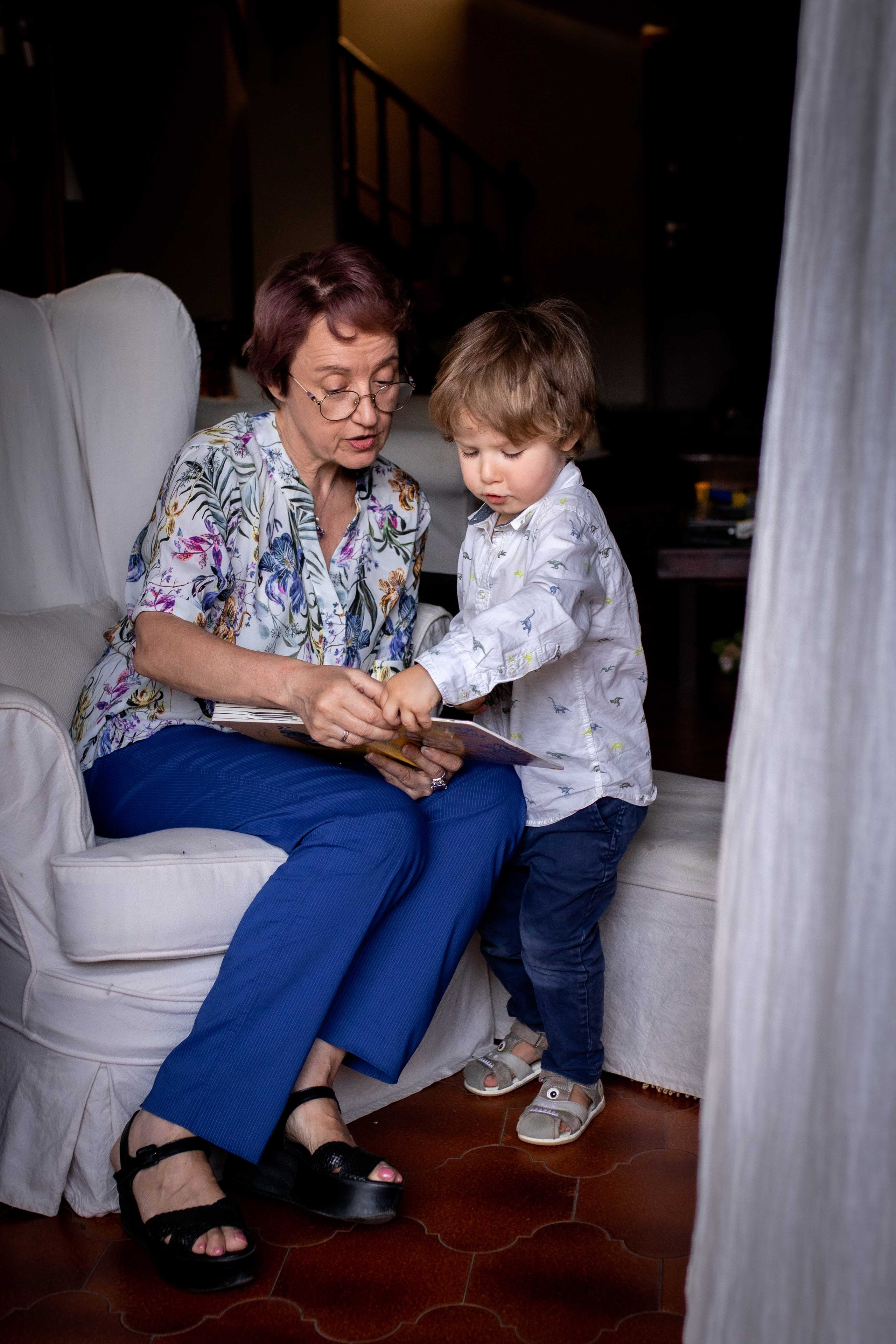 Cozy in-home family photo session. Family Photographer in Greece