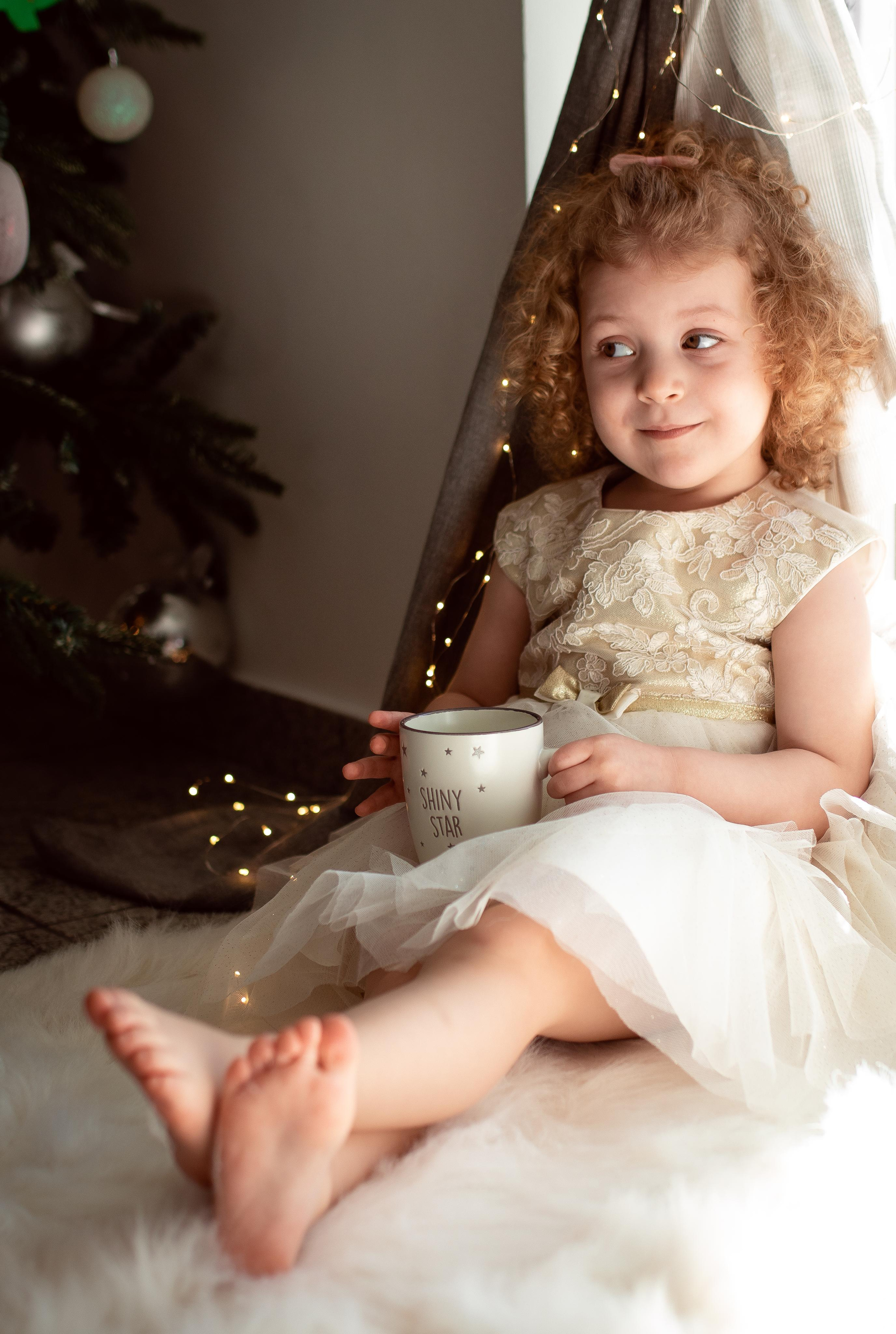 Home Christmas mini photoshoot. Family Photographer in Greece