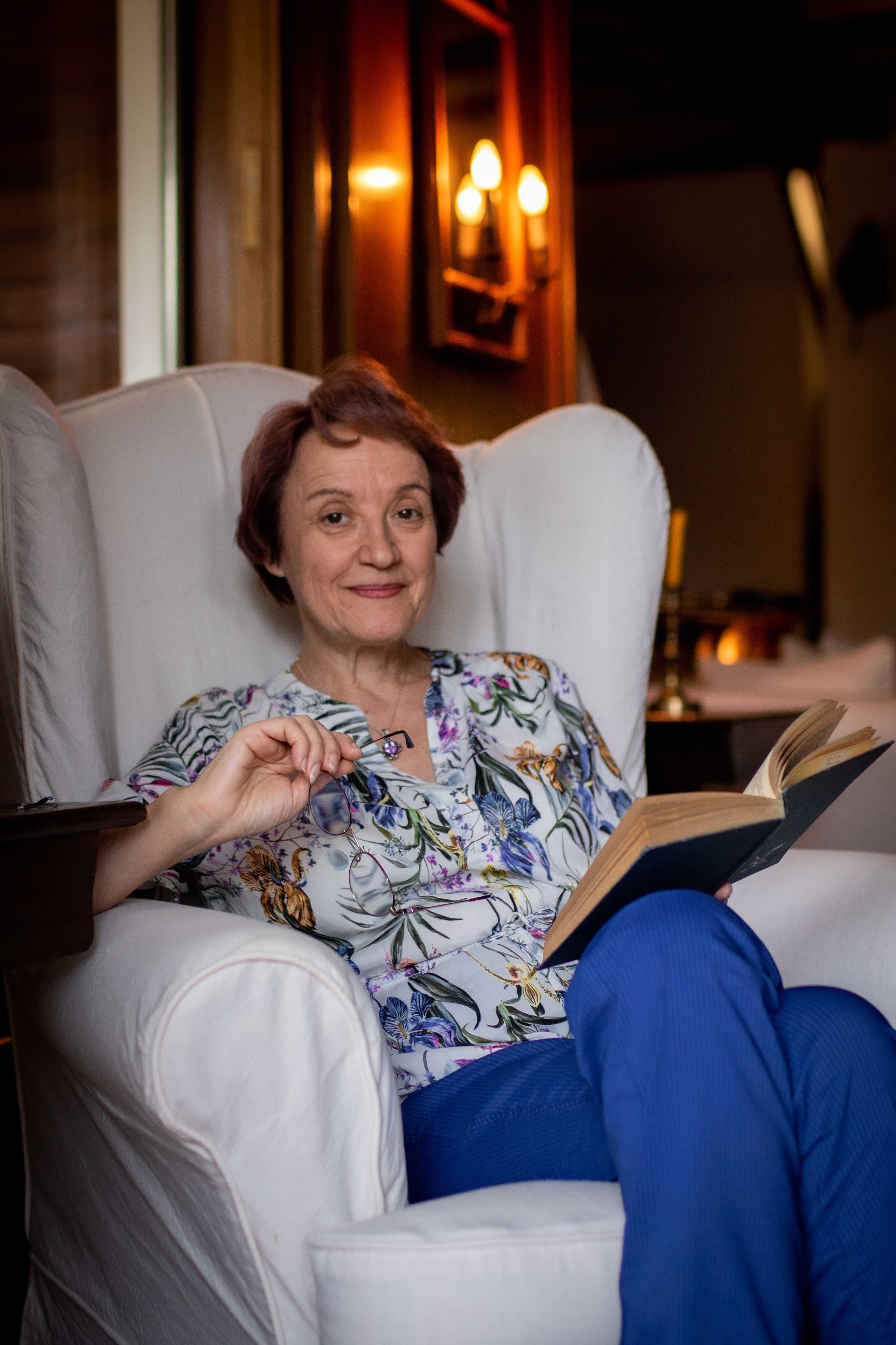 Cozy in-home family photo session. Family Photographer in Greece