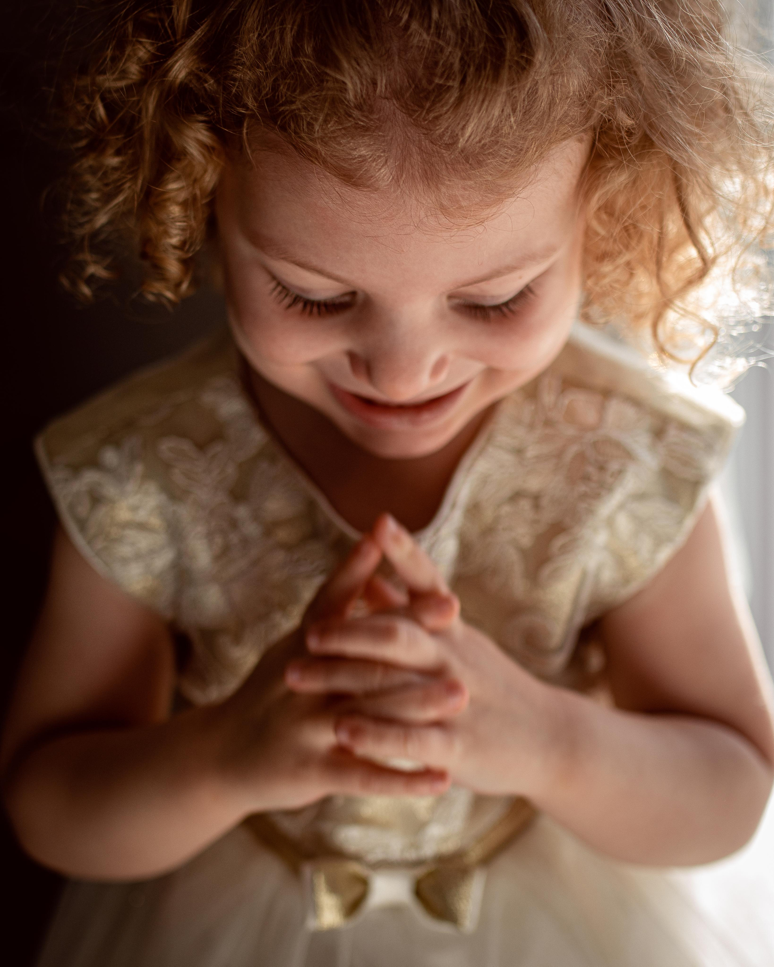 Home Christmas mini photoshoot. Family Photographer in Greece