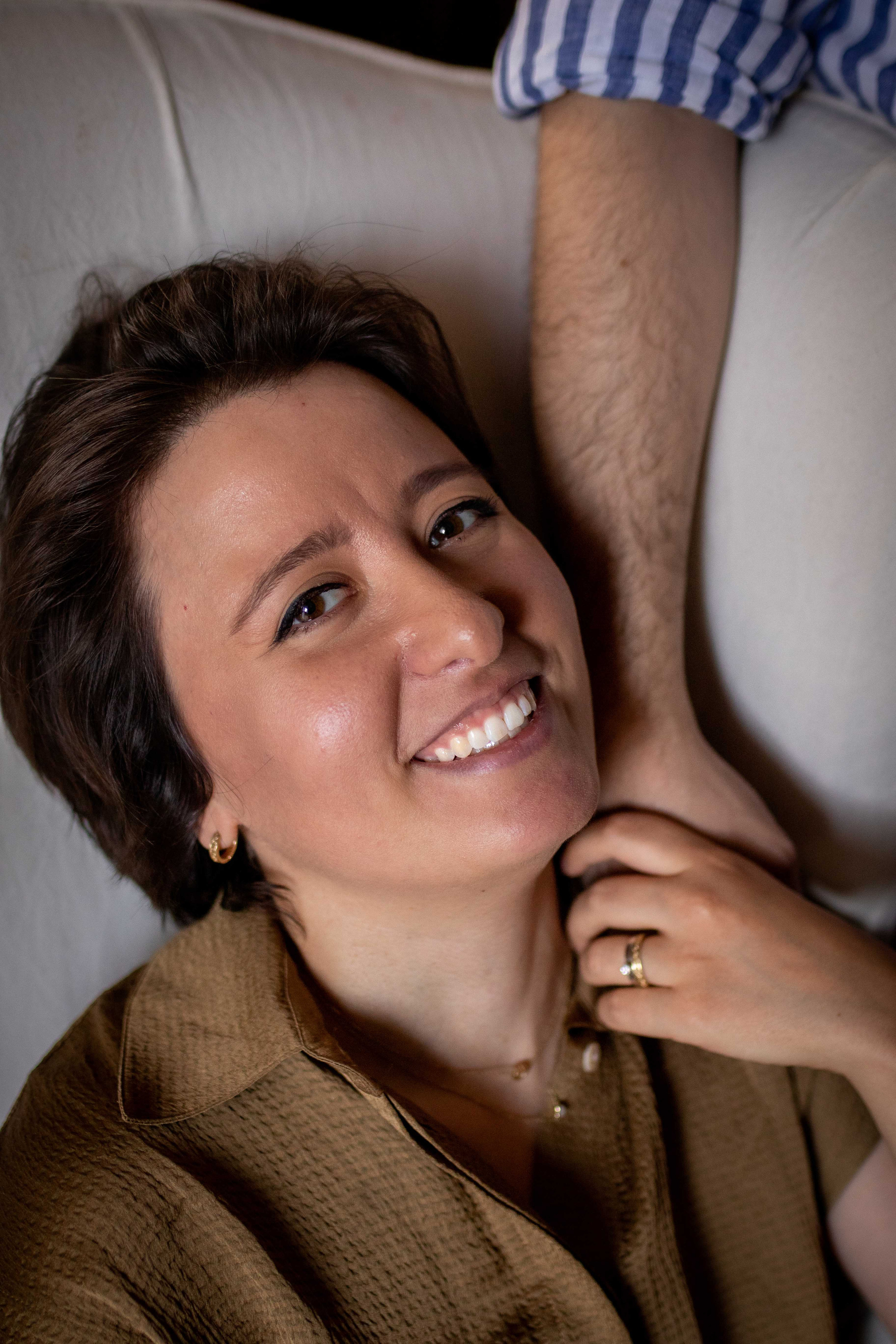 Cozy in-home family photo session. Family Photographer in Greece