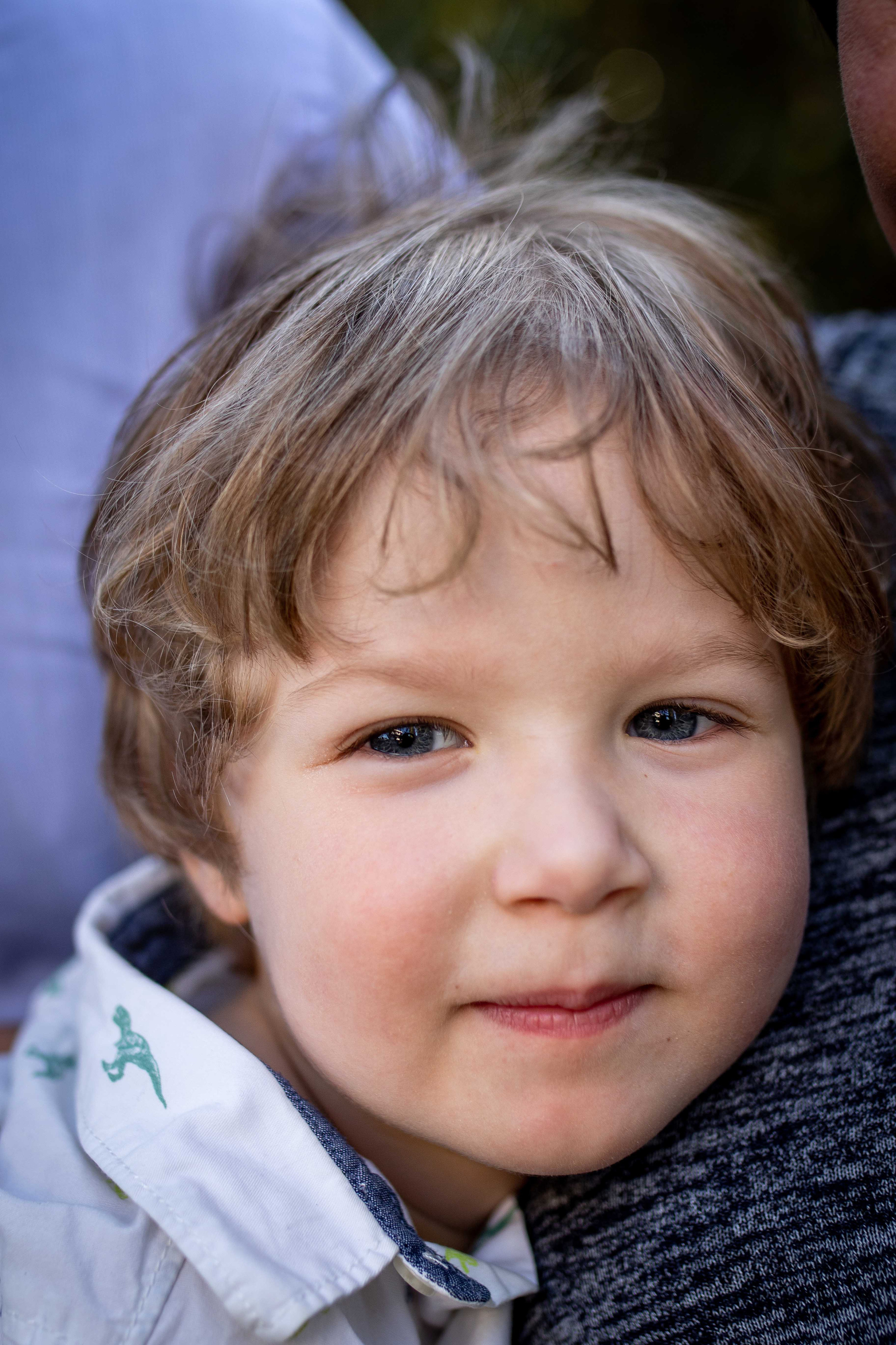 Cozy in-home family photo session. Family Photographer in Greece