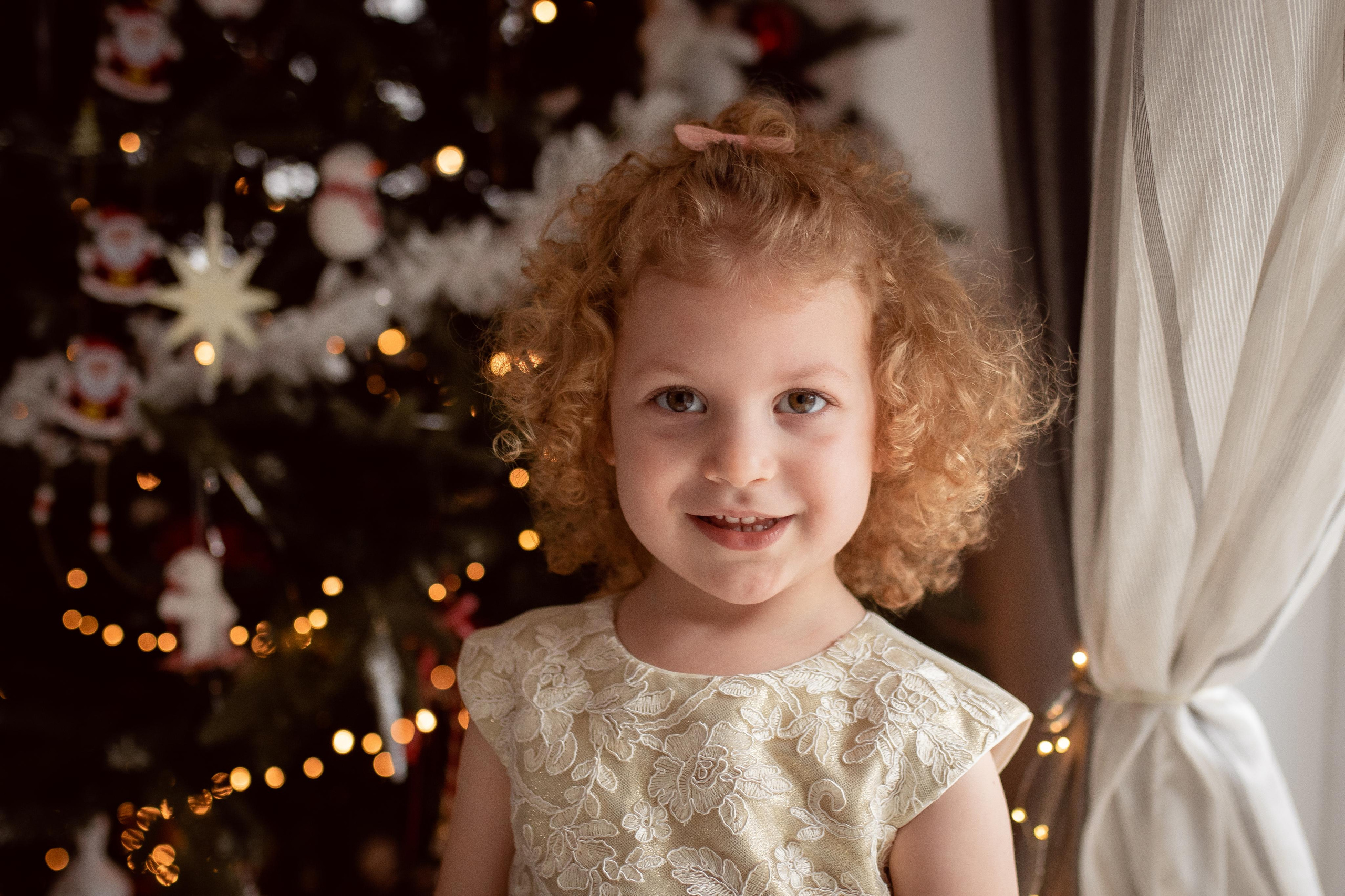 Home Christmas mini photoshoot. Family Photographer in Greece