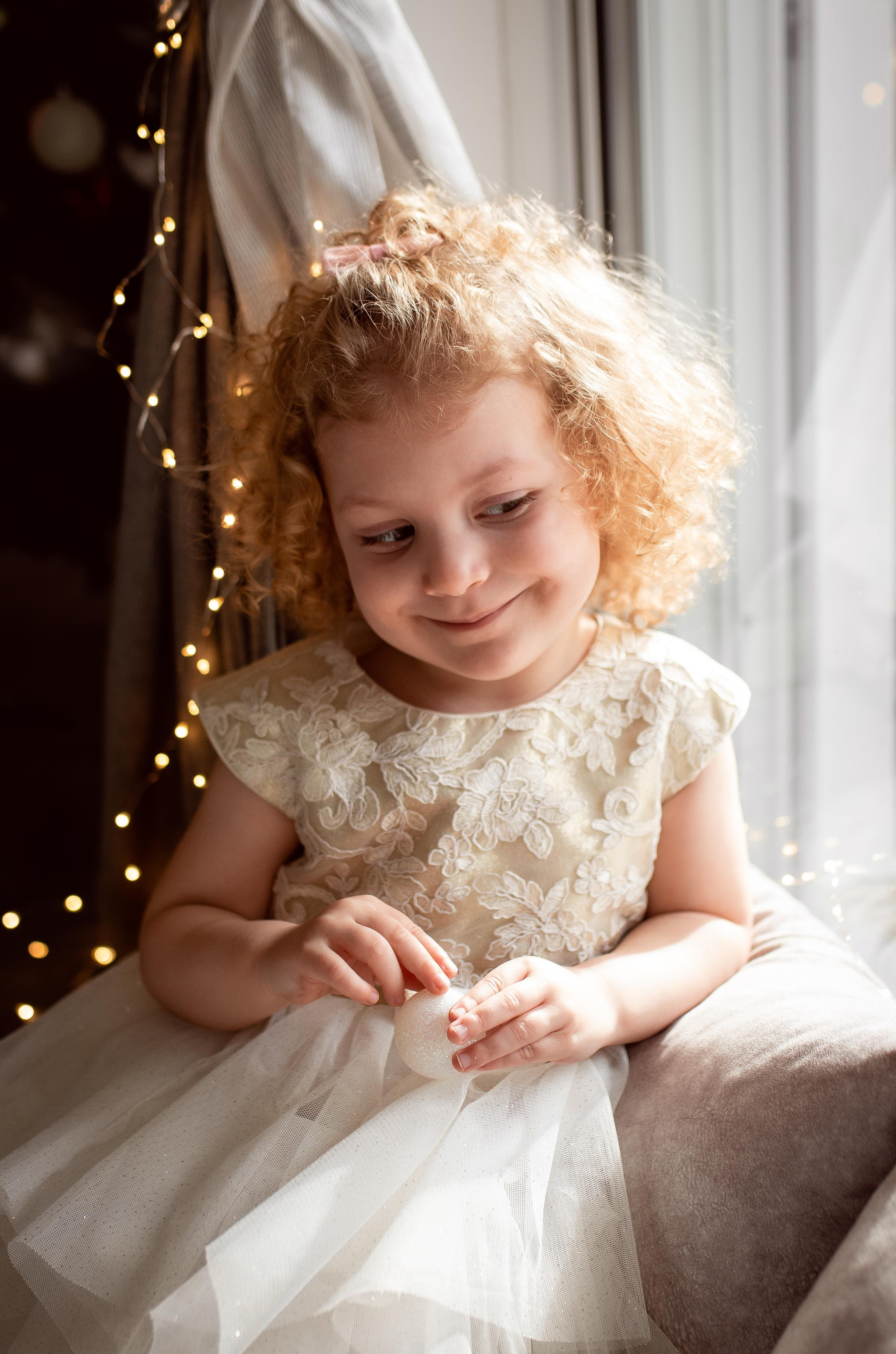 Home Christmas mini photoshoot. Family Photographer in Greece