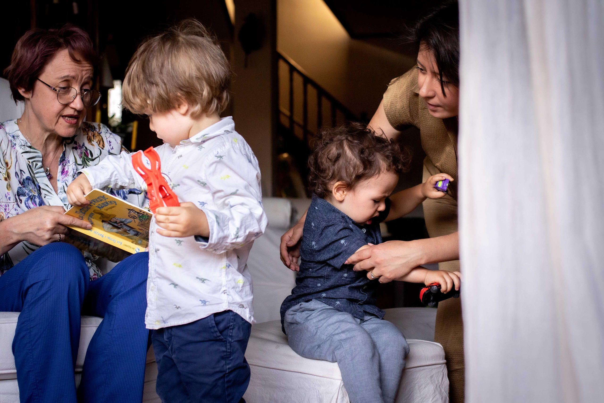 Cozy in-home family photo session. Family Photographer in Greece