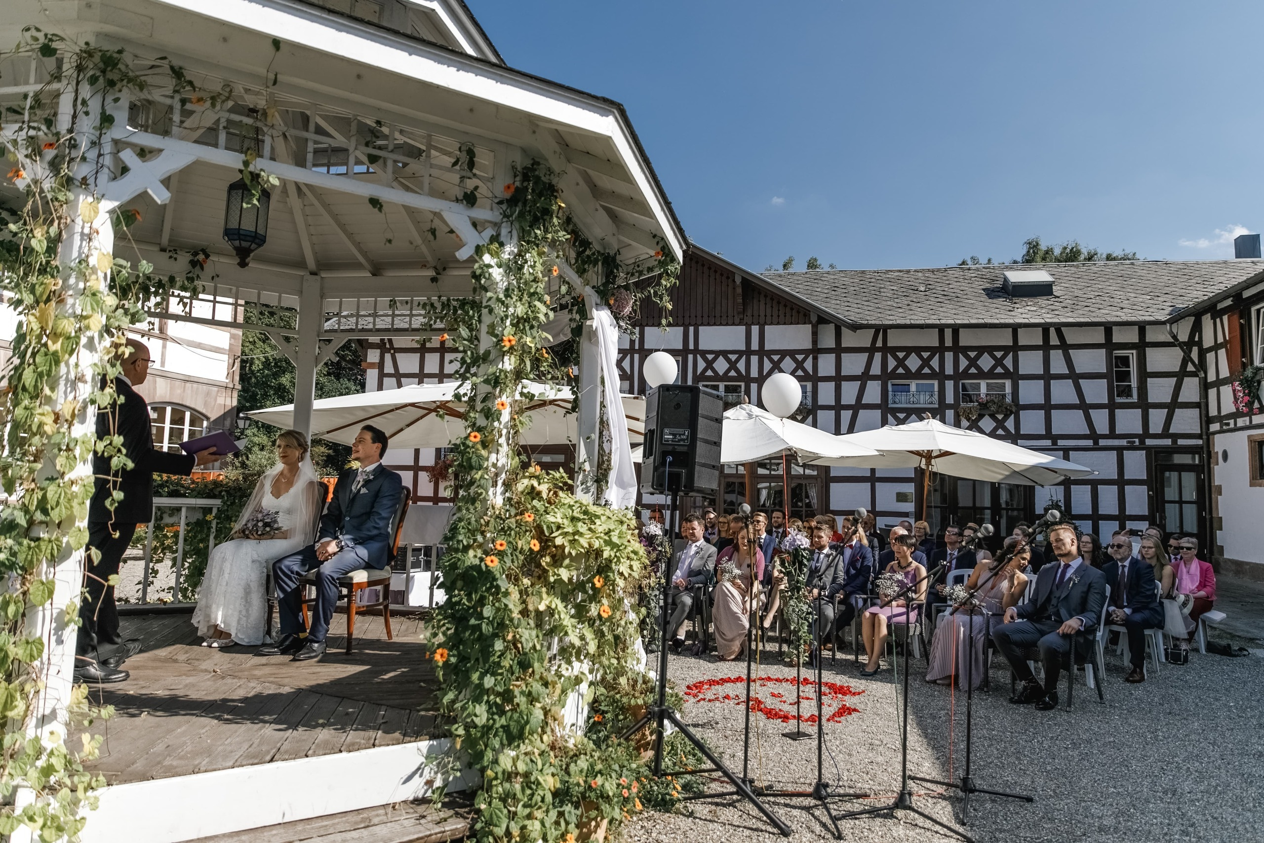 Freie Trauung im Pavillon im Schlossgarten von Château de Pourtalès.