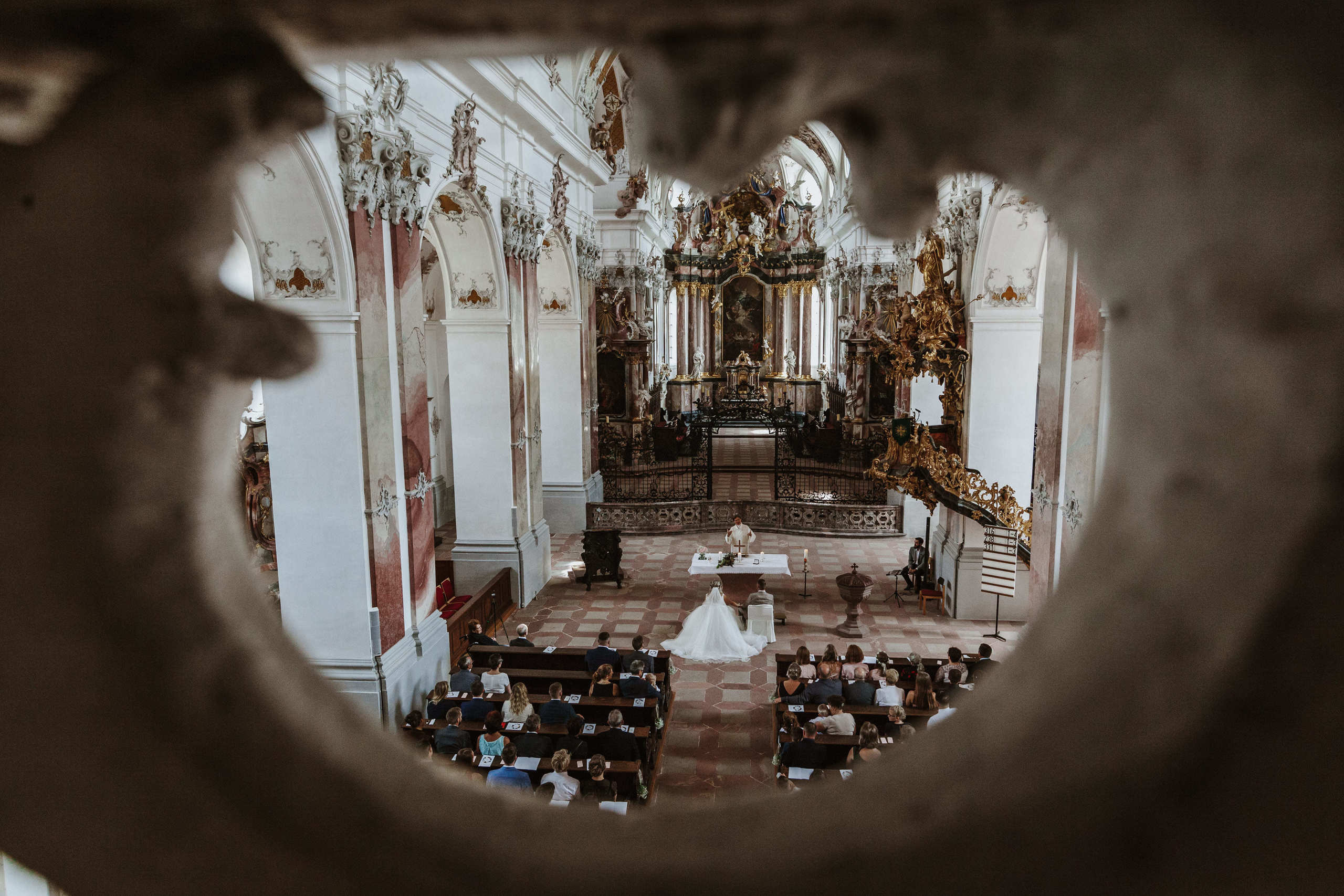 Ansicht der Hochzeitszeremonie von der Empore der Kirche.