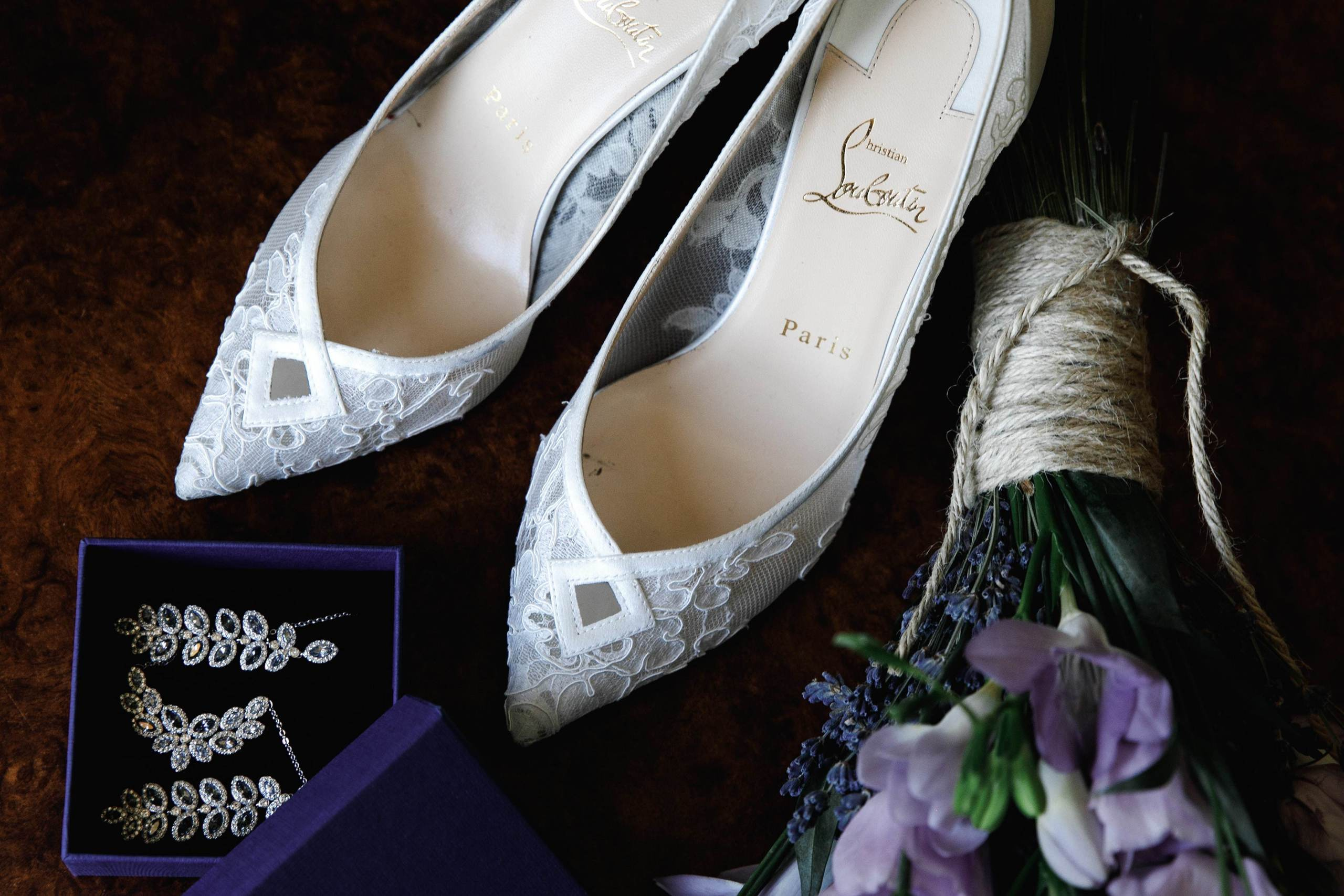 Christian Louboutin Brautschuhe, Swarovski-Schmuck und Brautstrauß.