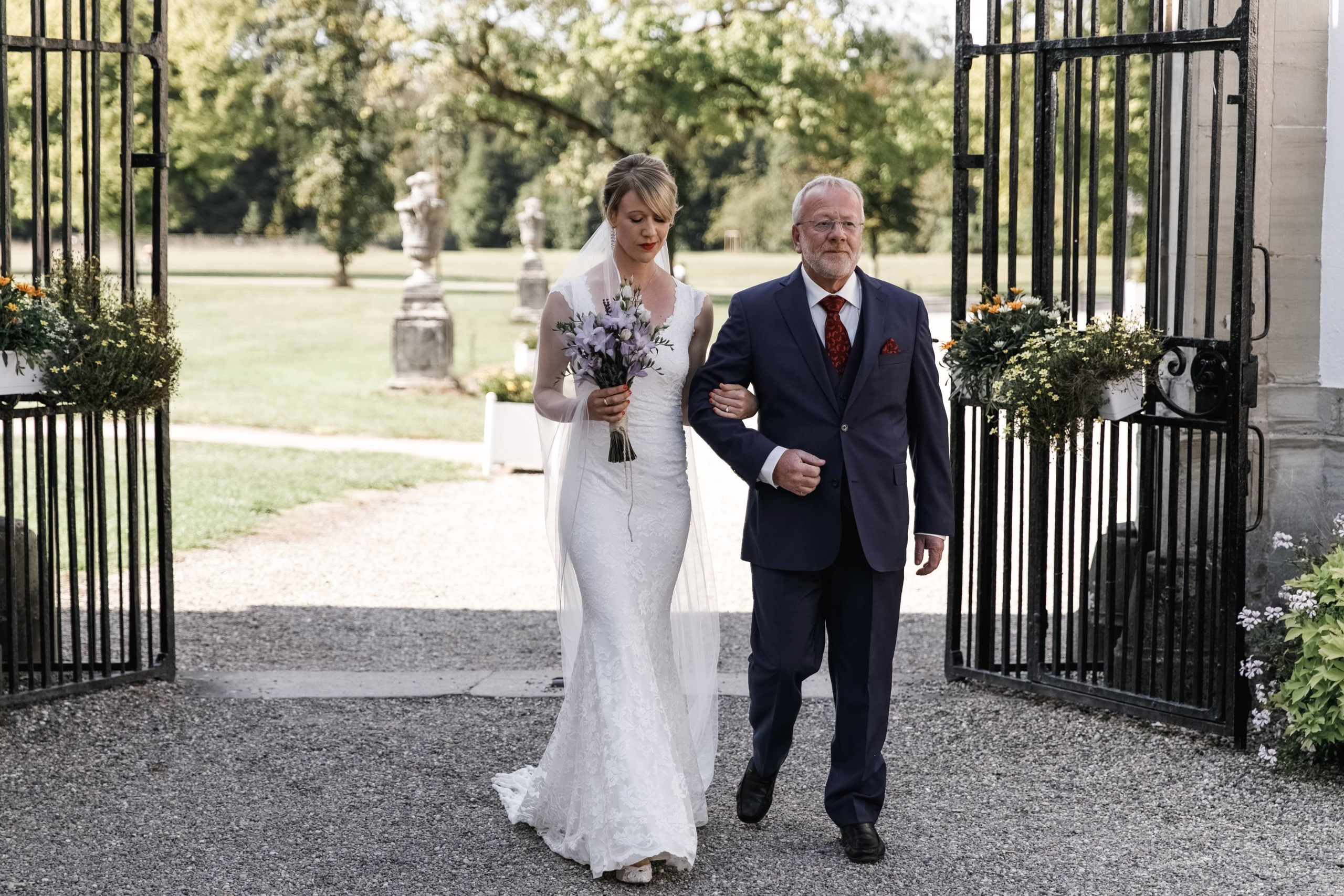 Der Vater führt die Braut zur Zeremonie.