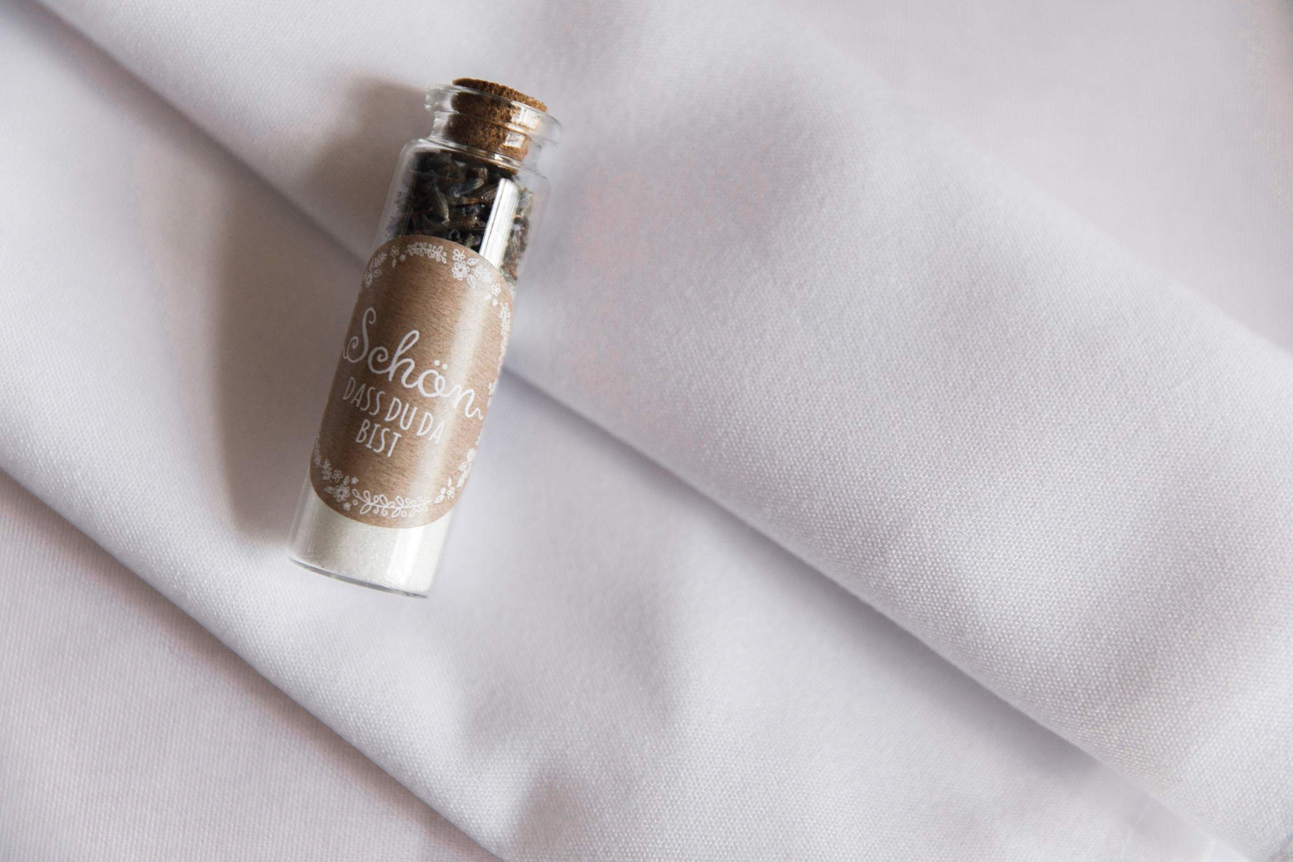 Gastgeschenk: Glas mit Salz und Lavendel.