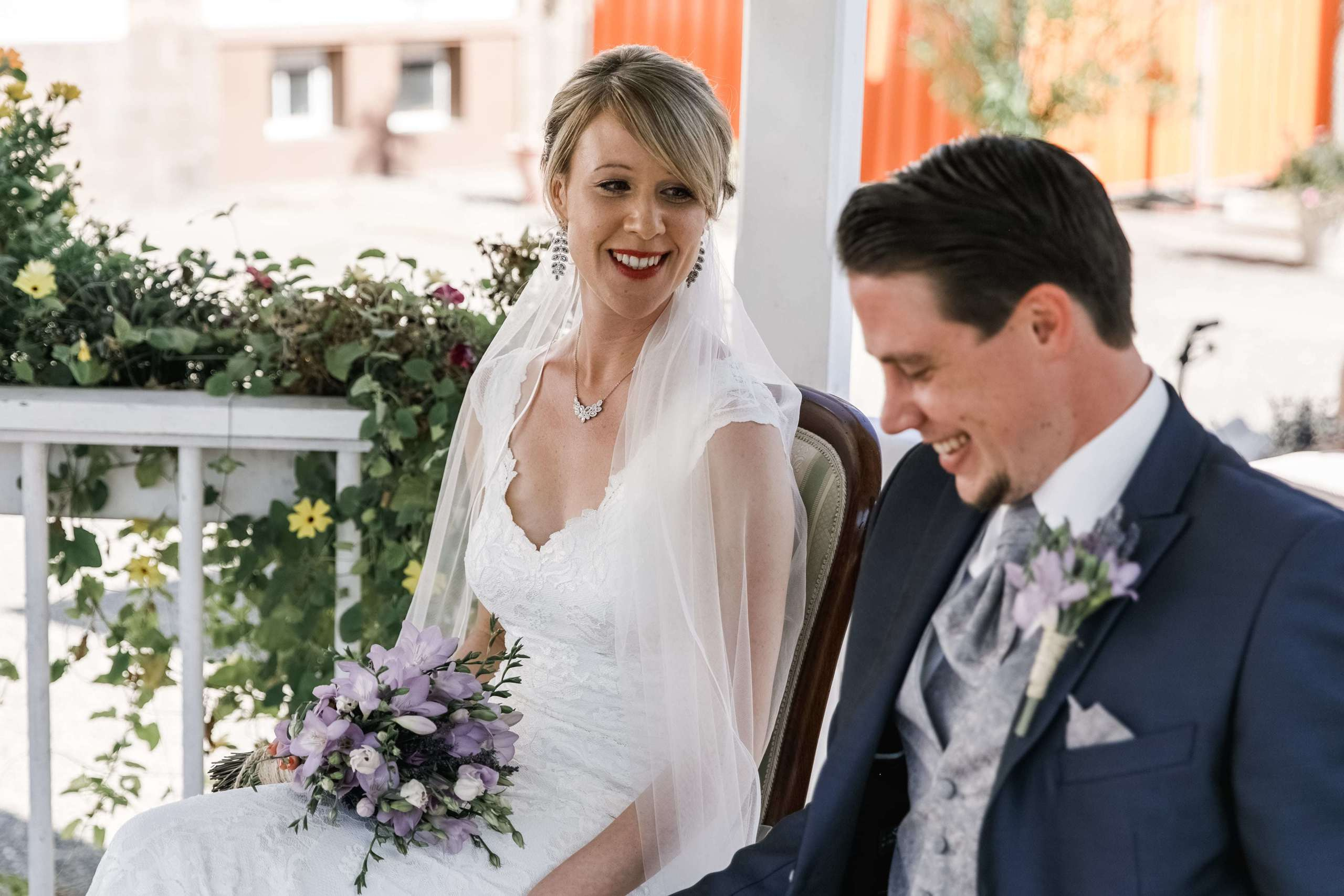 Braut blickt verliebt zu ihrem Bräutigam während der Trauung.