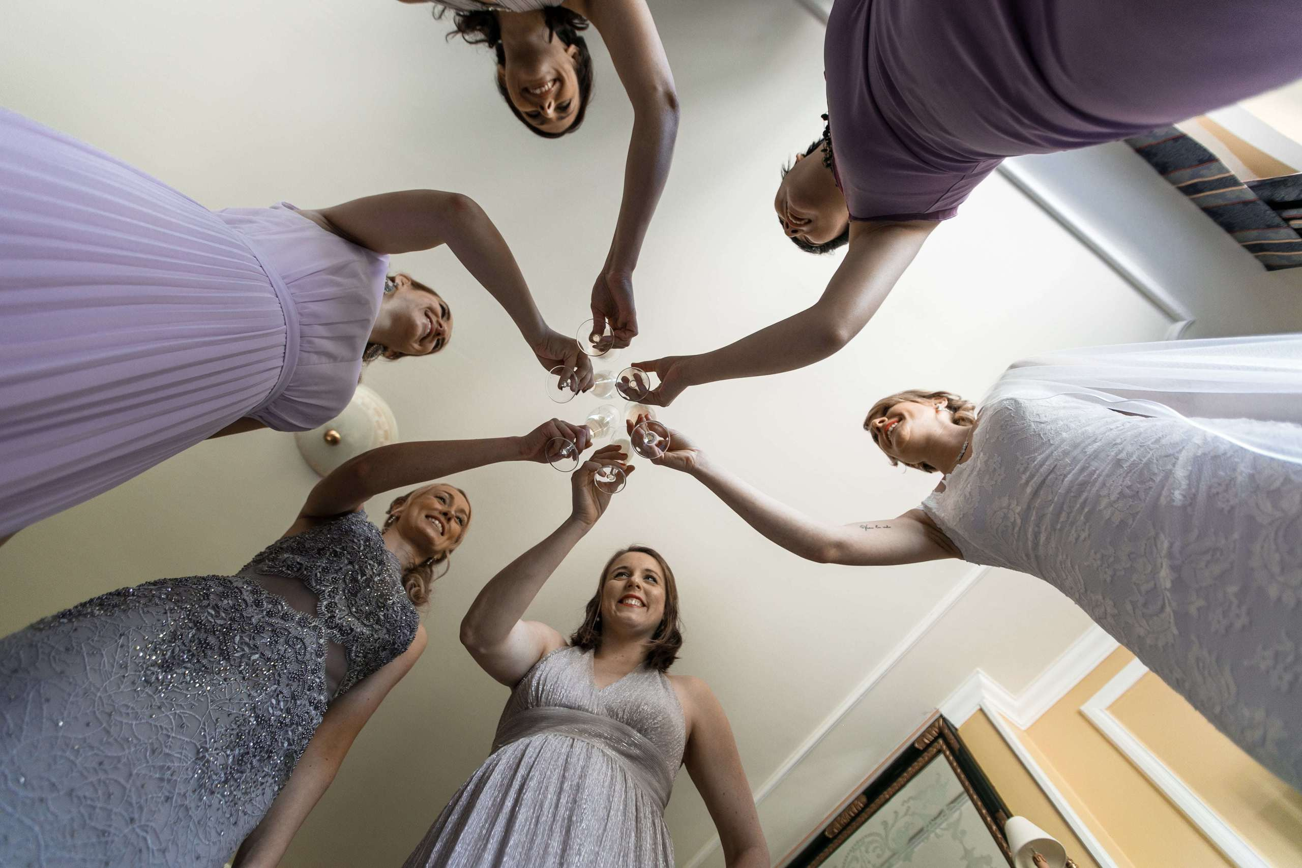 Die Braut und ihre Brautjungfern stoßen mit Champagner an.