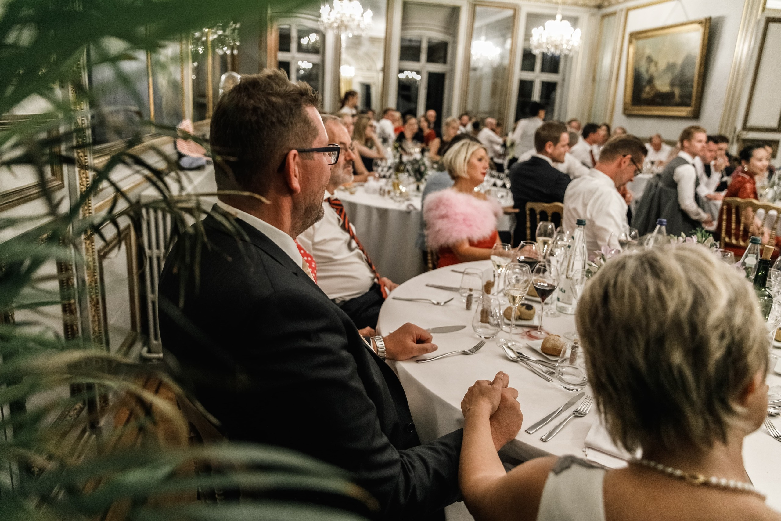 Gäste halten sich romantisch an den Händen.