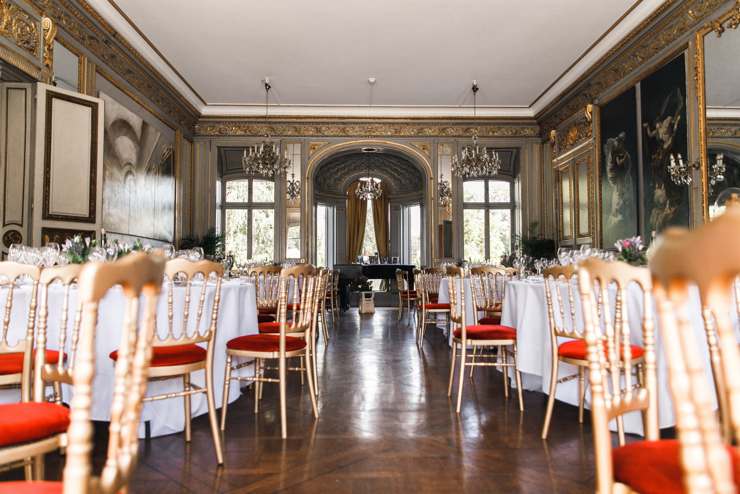 Festlich und elegant im klassischen Stil geschmückter Raum für die Hochzeitsfeier.