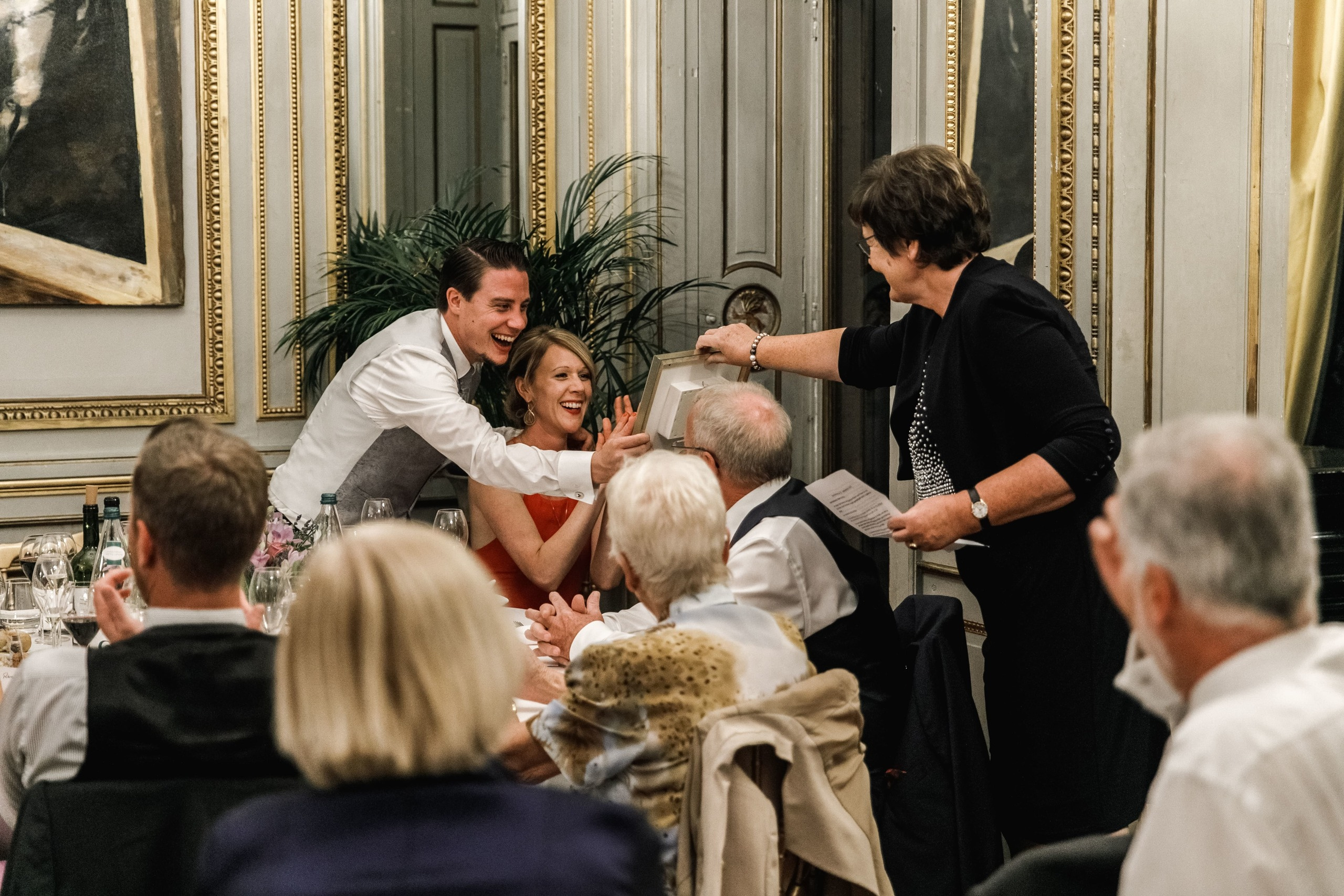 Die Mutter des Bräutigams überreicht ein Hochzeitsgeschenk.