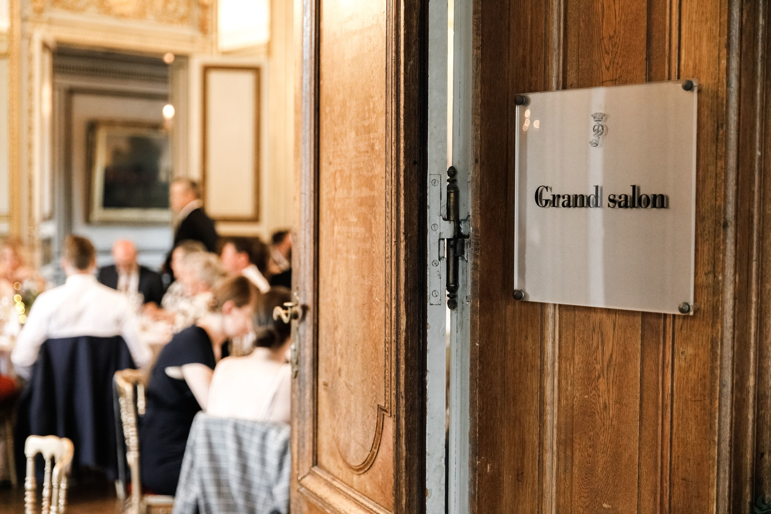 Die Tür im Schloss trägt die Aufschrift des Raumes, in dem die Feier stattfindet.