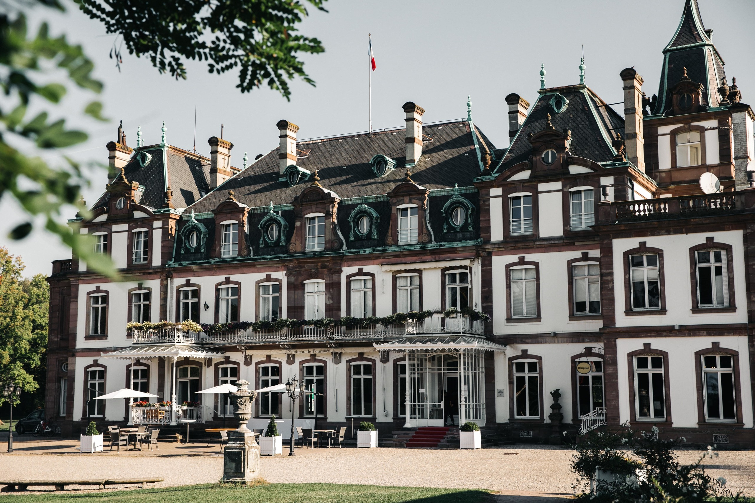Blick auf das Château de Pourtalès als romantische Hochzeitslocation.