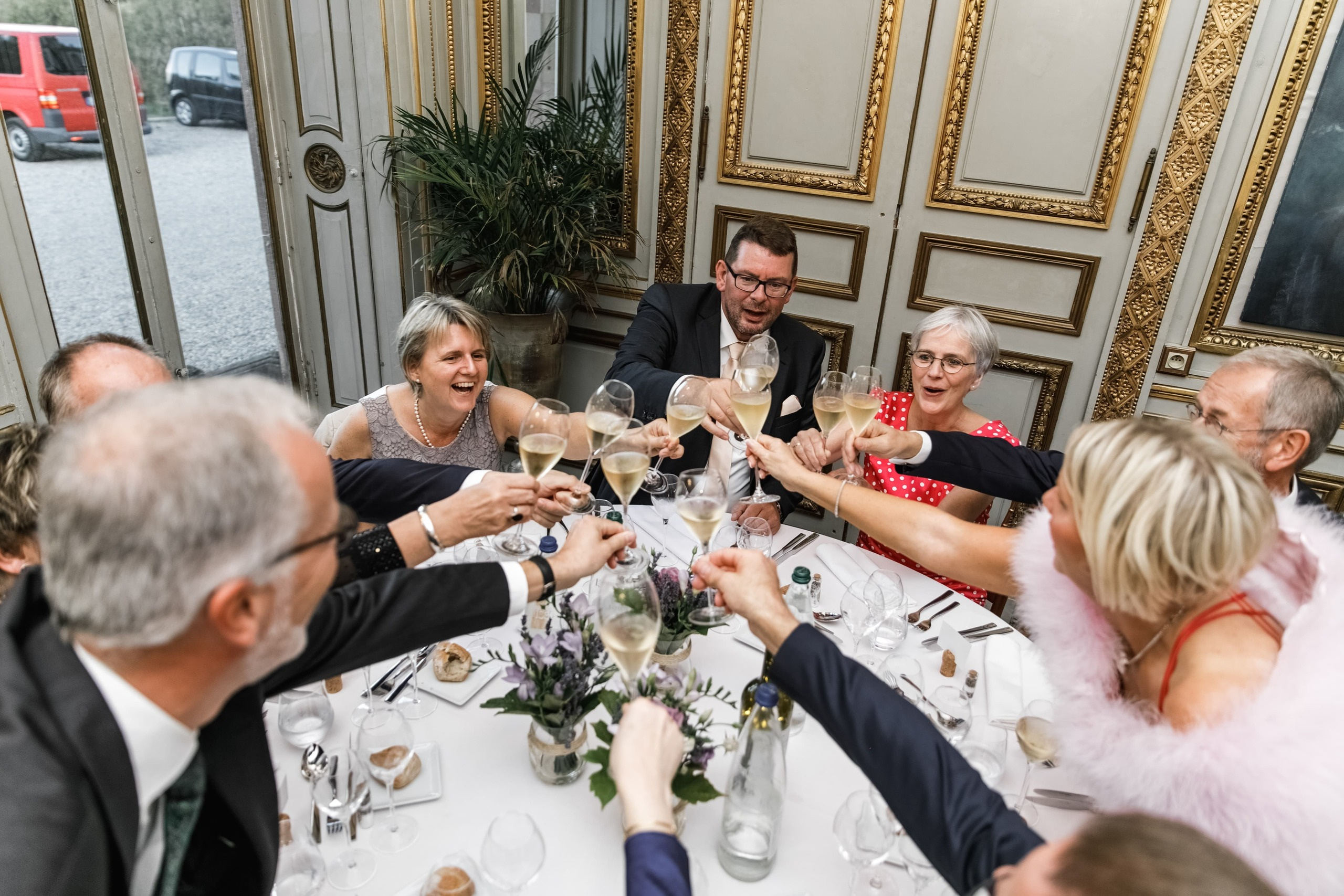 Gäste stoßen auf das Brautpaar an.