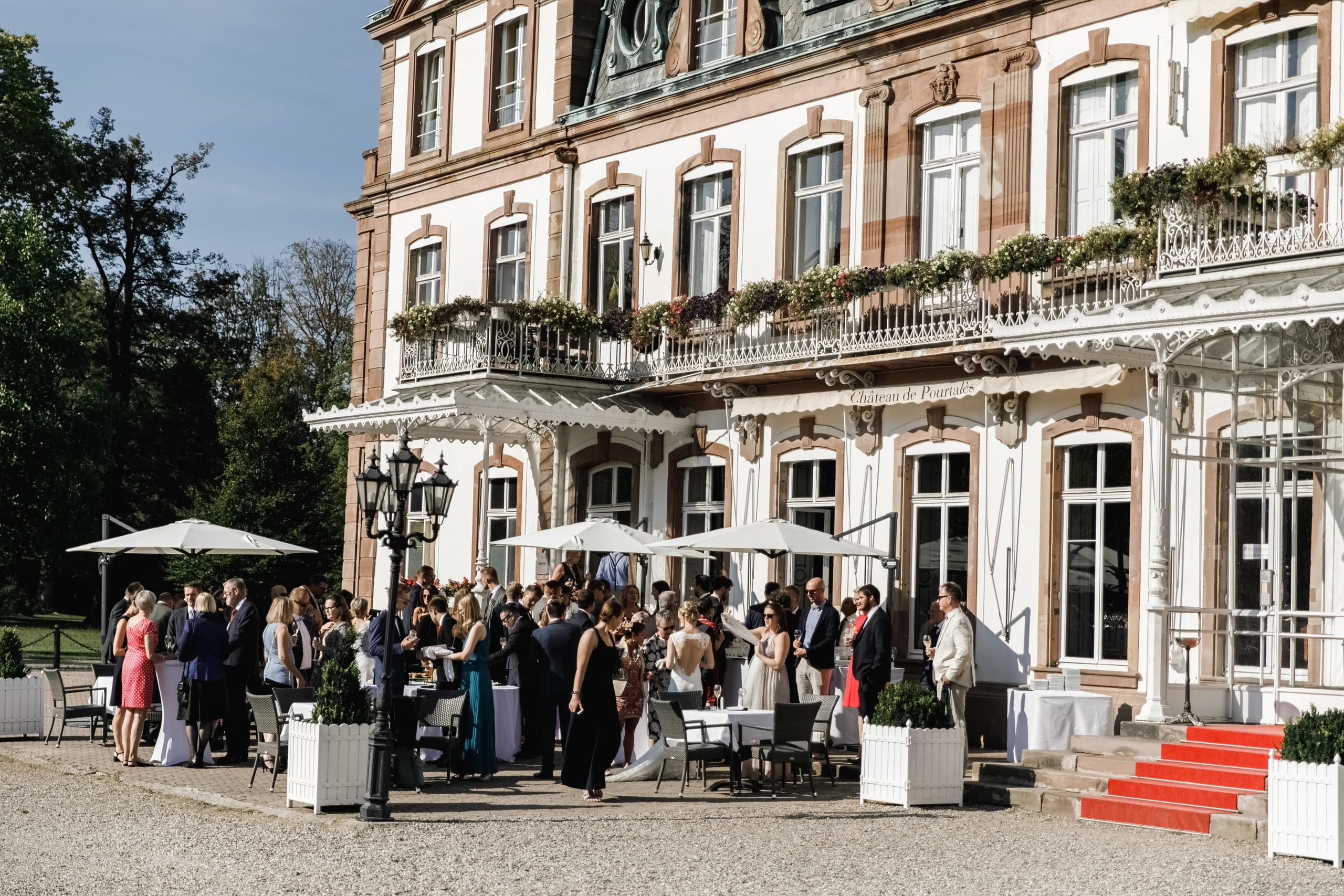 Gäste beim Sektempfang vor dem Schloss Château de Pourtalès.