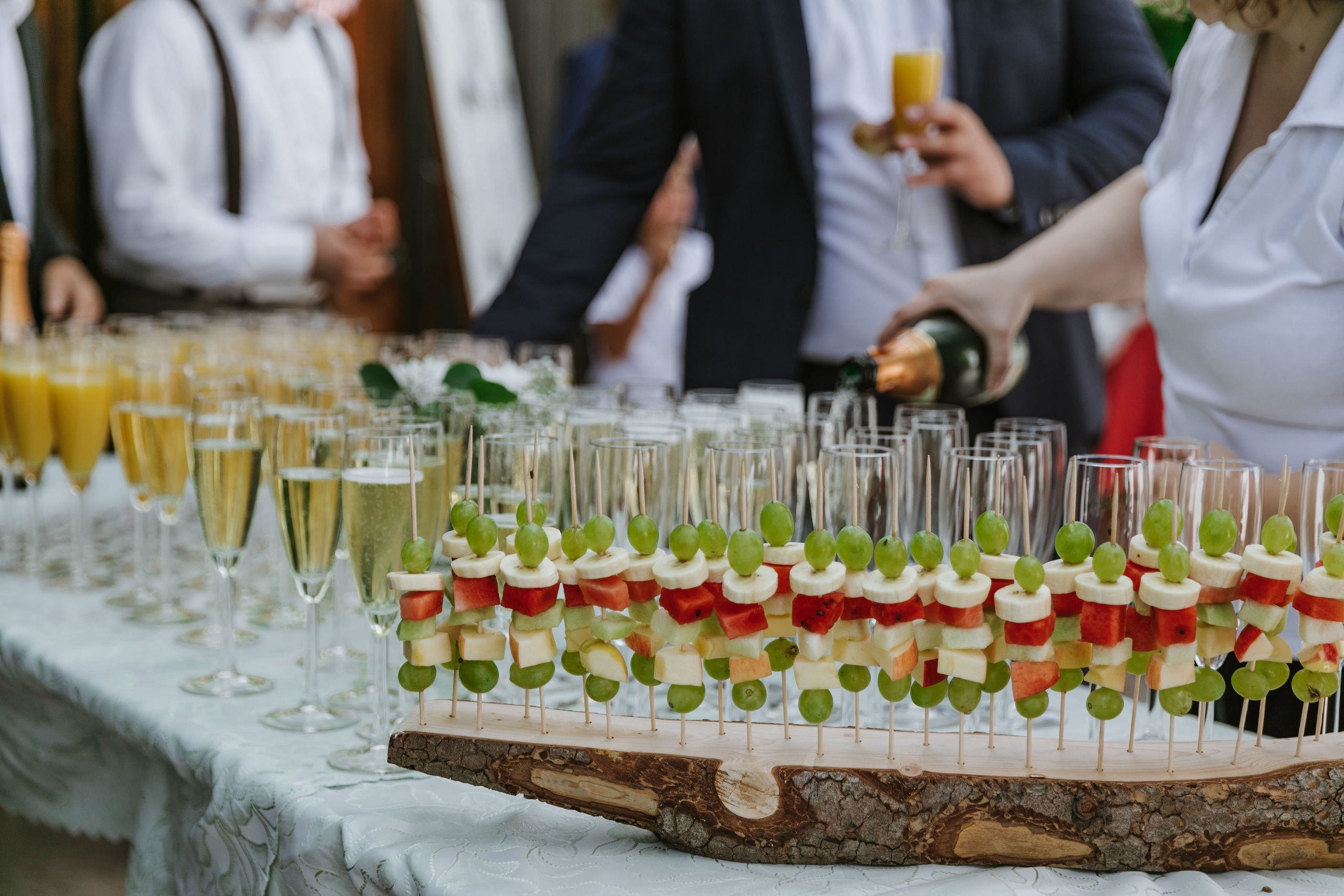 Hochzeitsbuffet mit Champagner und Häppchen.