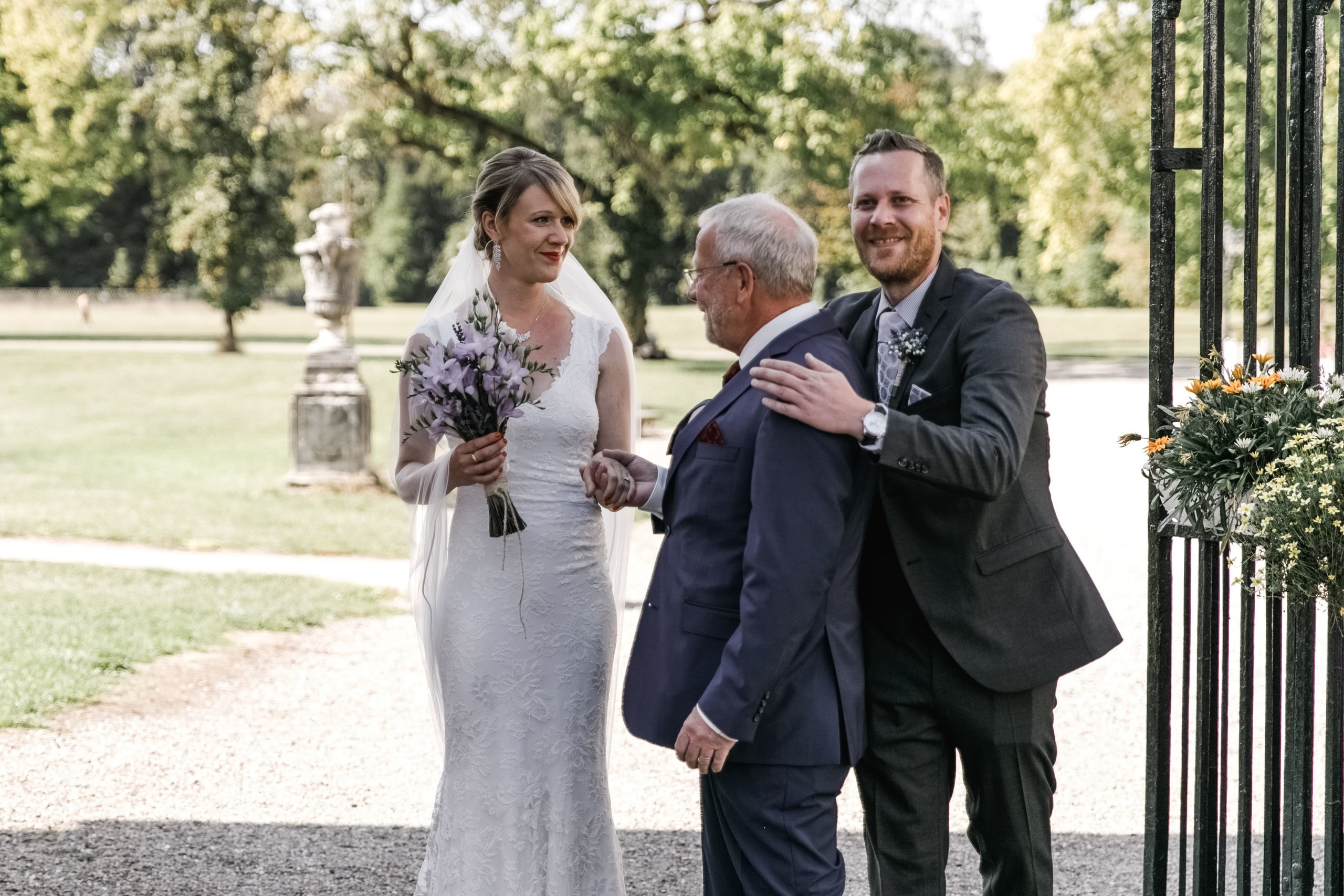 Der Bruder übergibt die Braut ihrem Vater, damit er sie zum Altar führt.