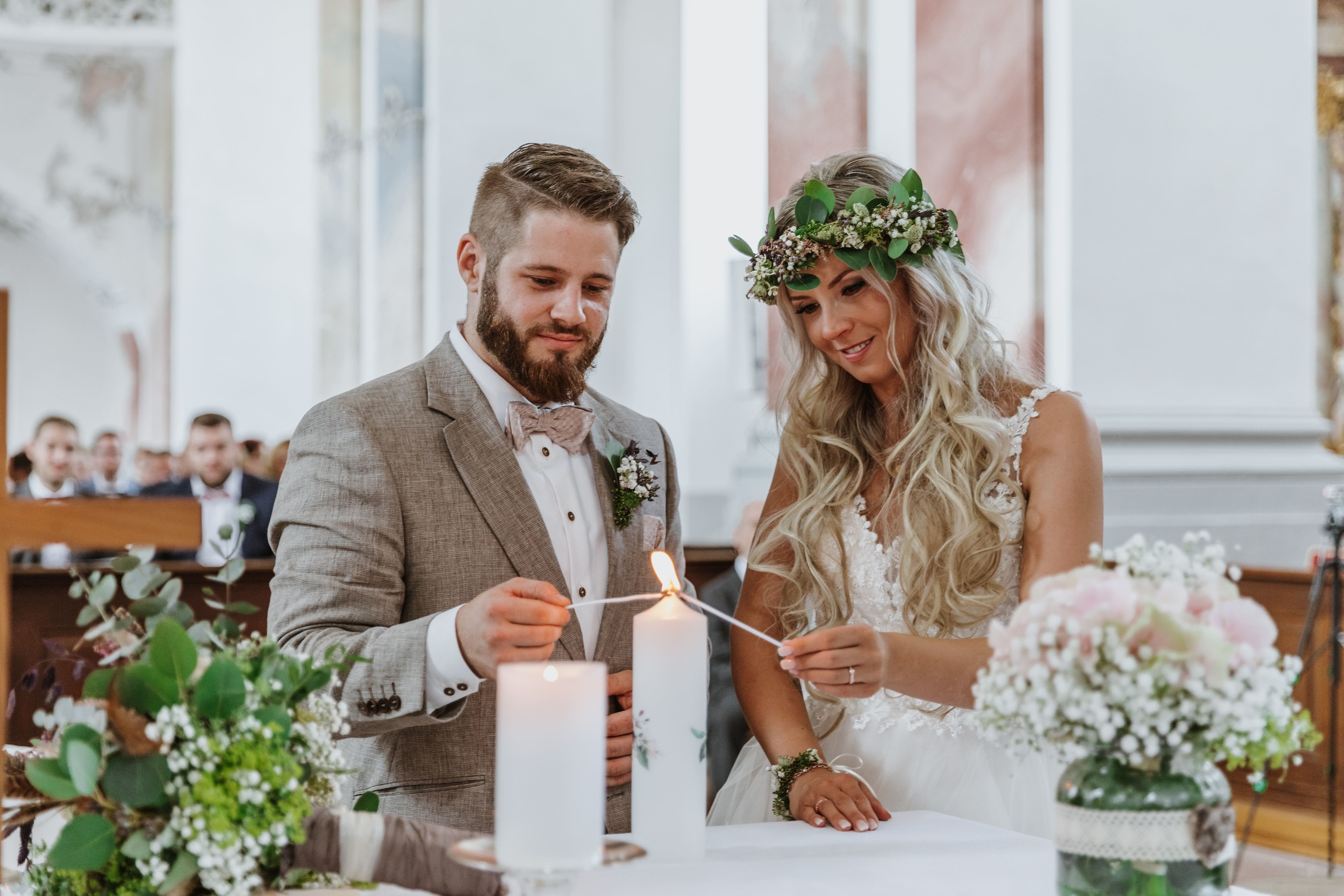 Die Braut entzündet ihre Hochzeitskerze während der Zeremonie.