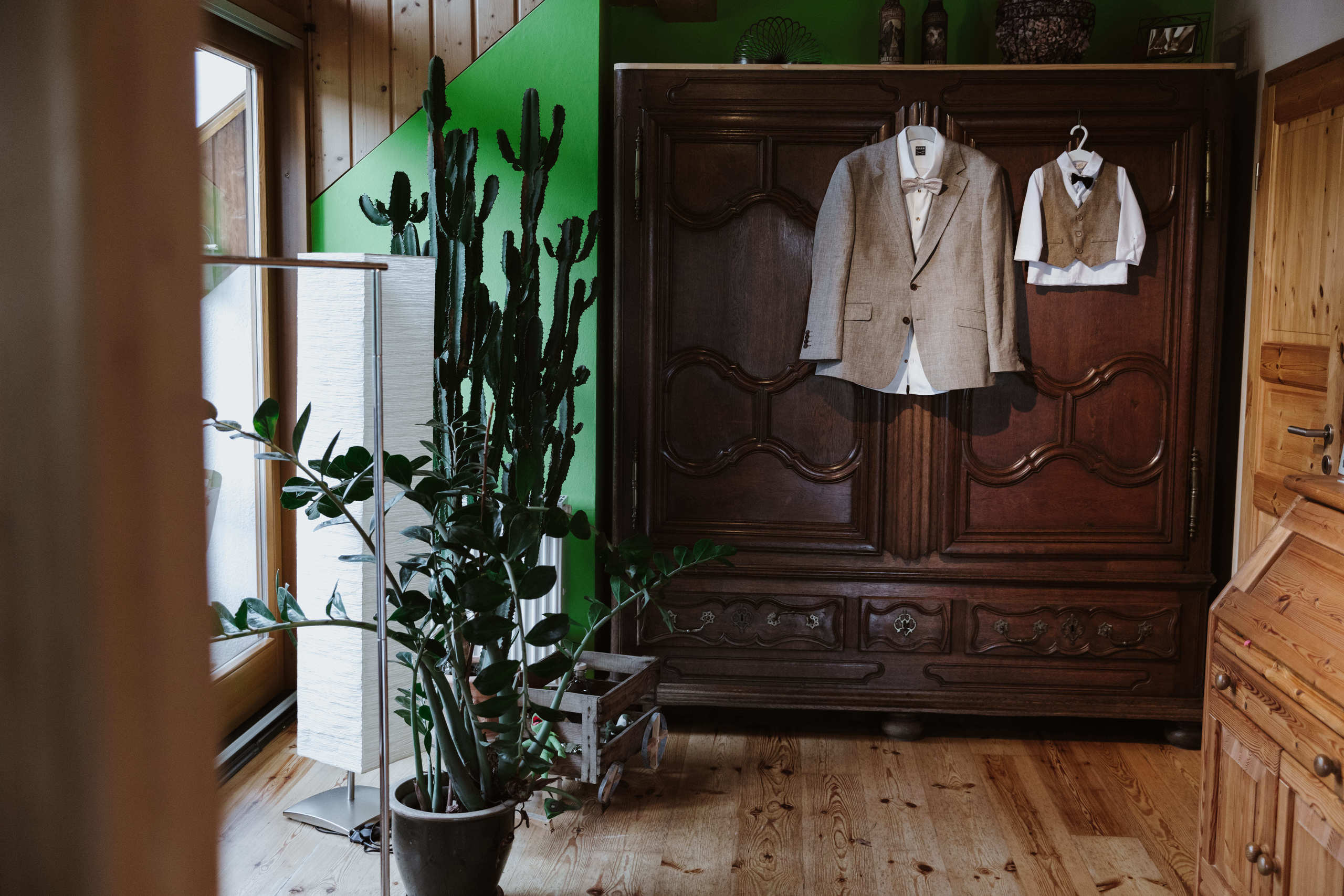 Der Anzug des Bräutigams hängt neben dem kleinen Anzug seines Sohnes in einem Schrank im Elternhaus.