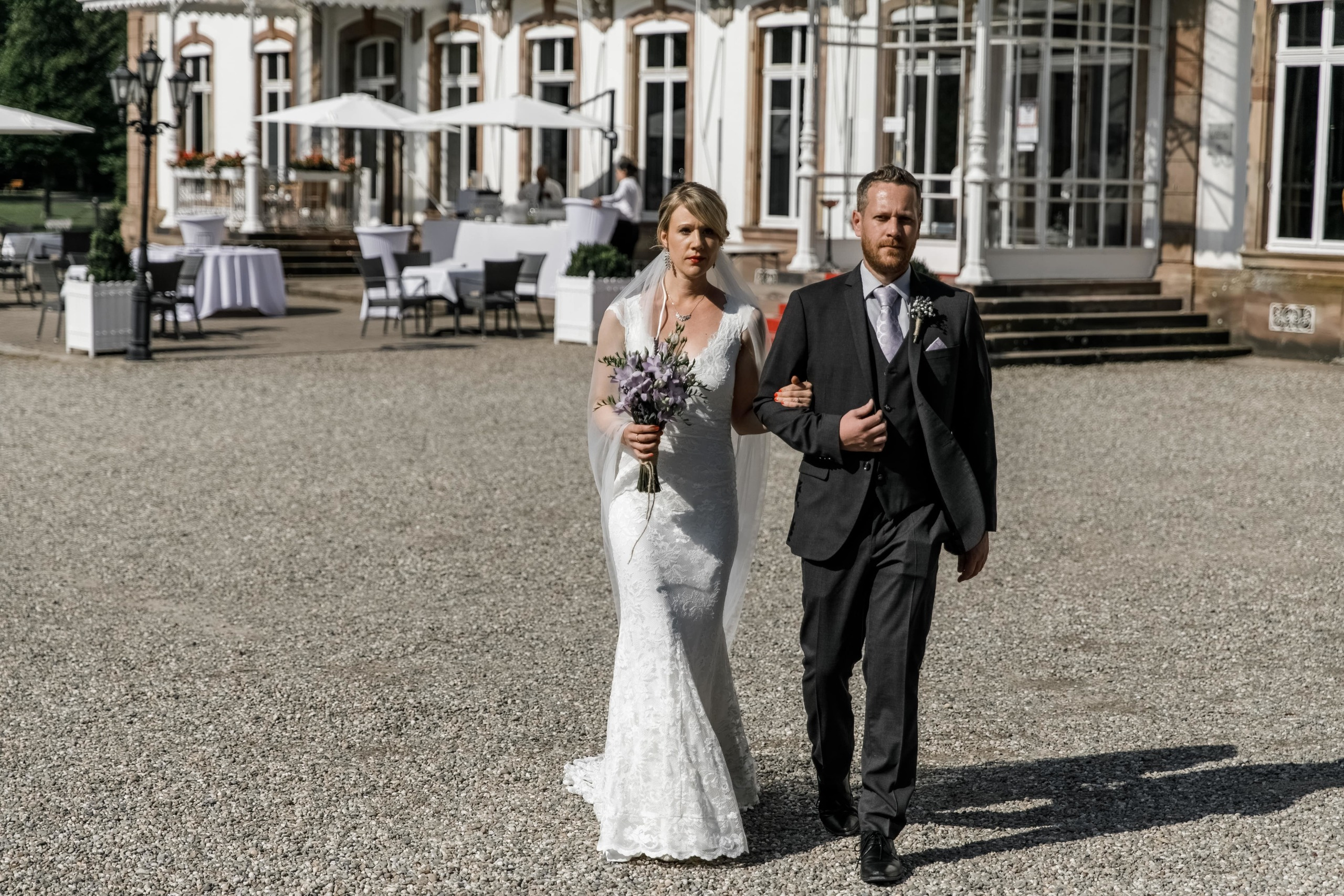 Der Bruder führt die Braut zum Altar.