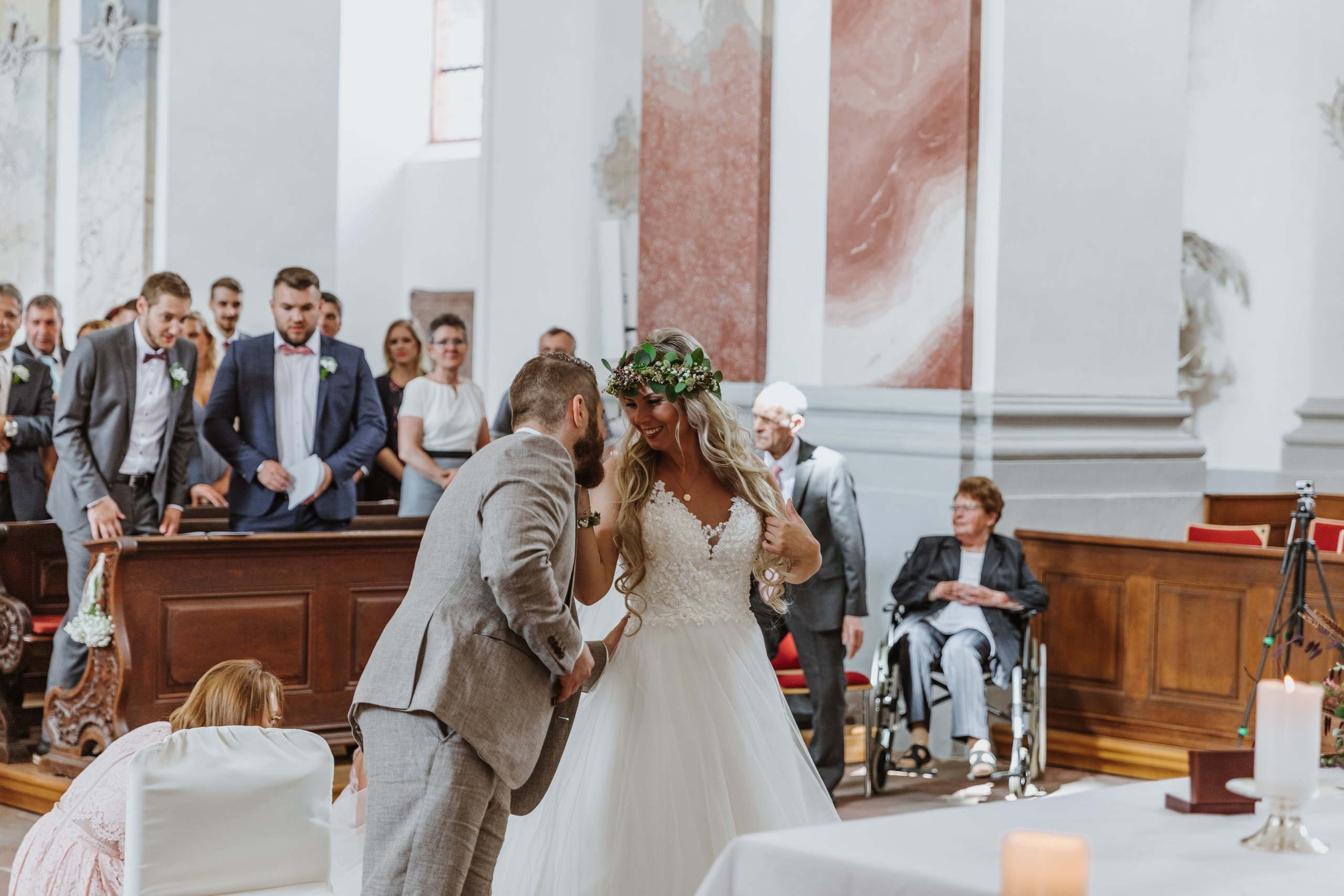 Der Bräutigam lehnt sich an die Braut für einen Kuss