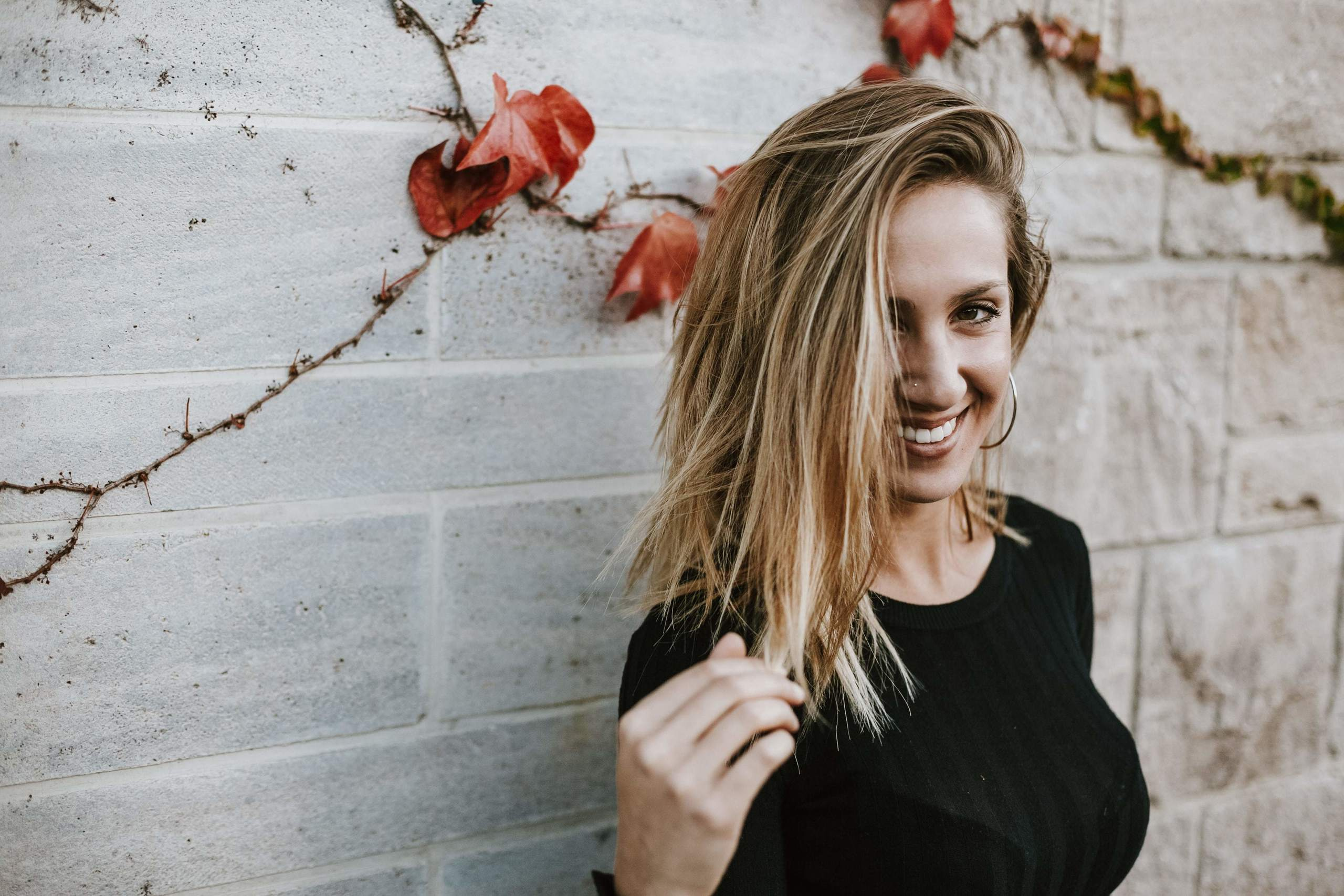 Frau lächelt während eines sonnigen Outdoor-Fotoshootings in Würzburg in die Kamera