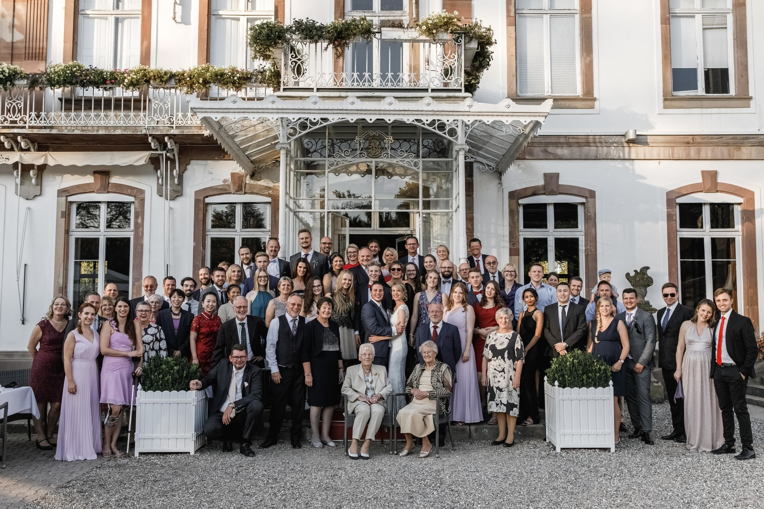Gruppenfoto mit dem Hochzeitspaar – bedeutungsvoller Moment der Hochzeit.