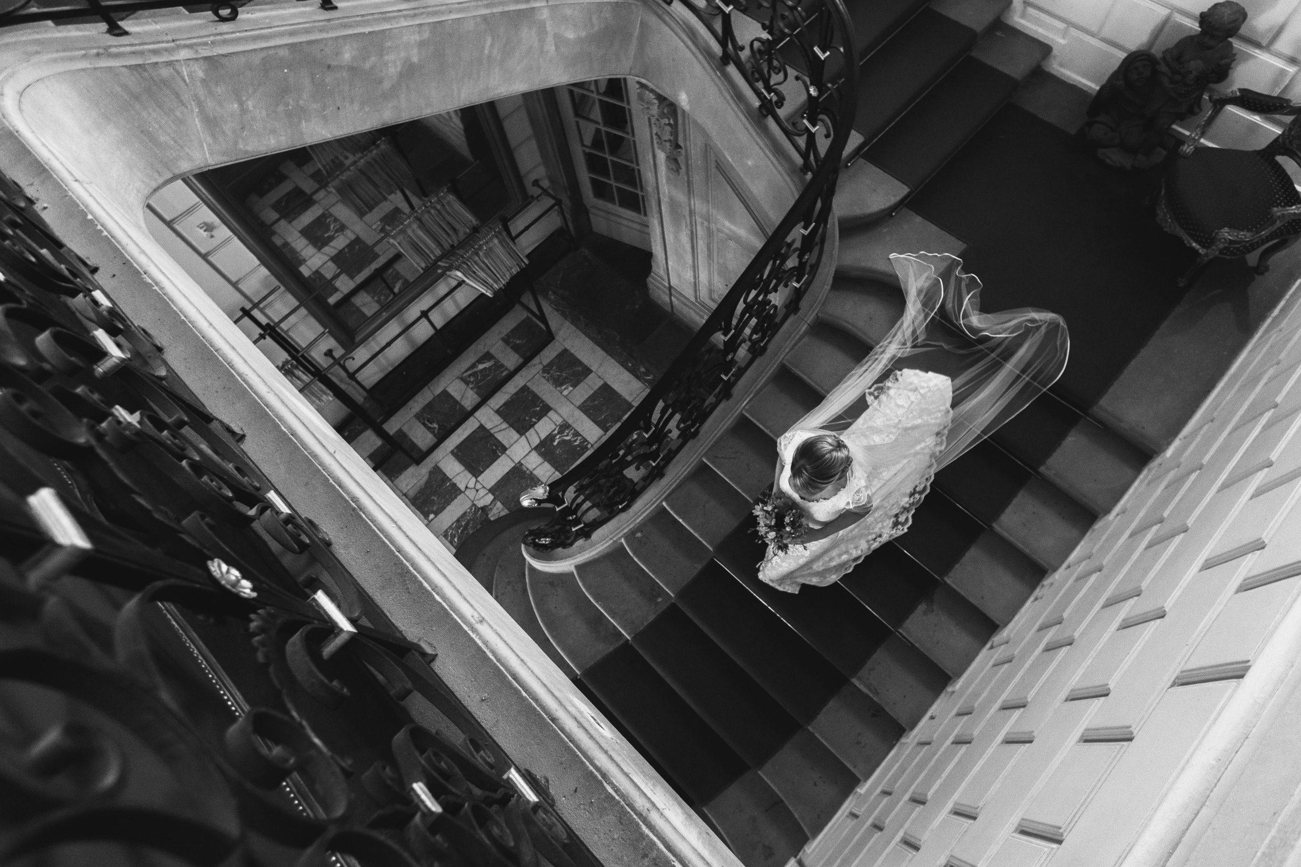 Die Braut geht die Treppe im Schloss hinunter auf dem Weg zur Zeremonie.