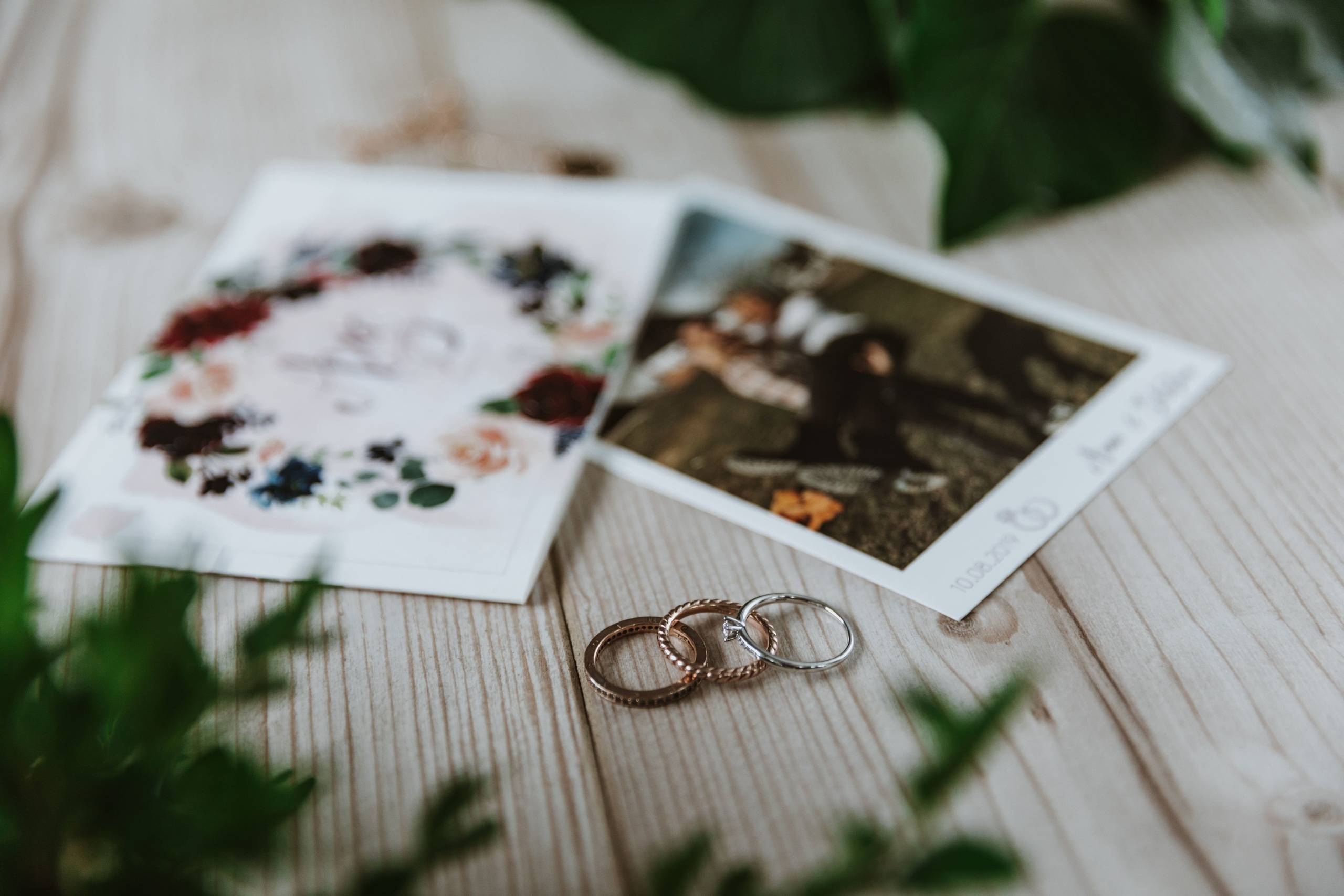 Hochzeitsdetails: Einladungskarten und Verlobungsringe – elegante Hochzeitsvorbereitungen.