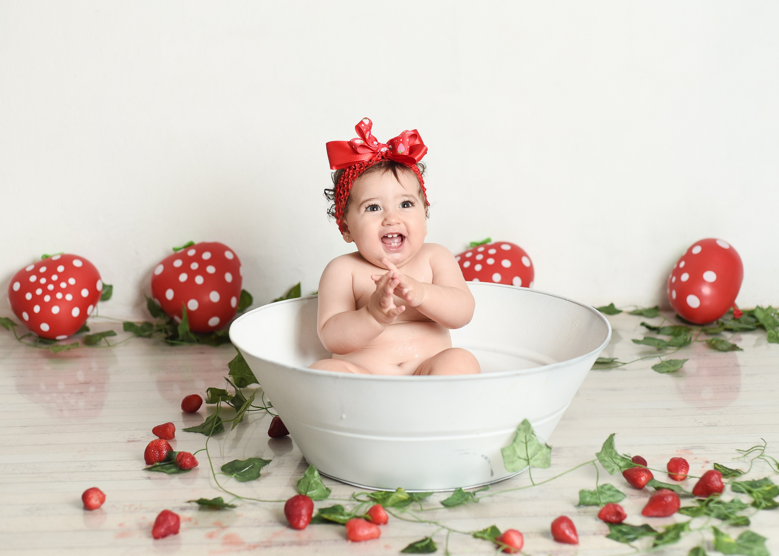 Sesión 1er año de Rebeca. Temática: Frutillita + Mini Sesión Navideña. Fotografo de casamiento en misiones y fotógrafo de familia  Posadas