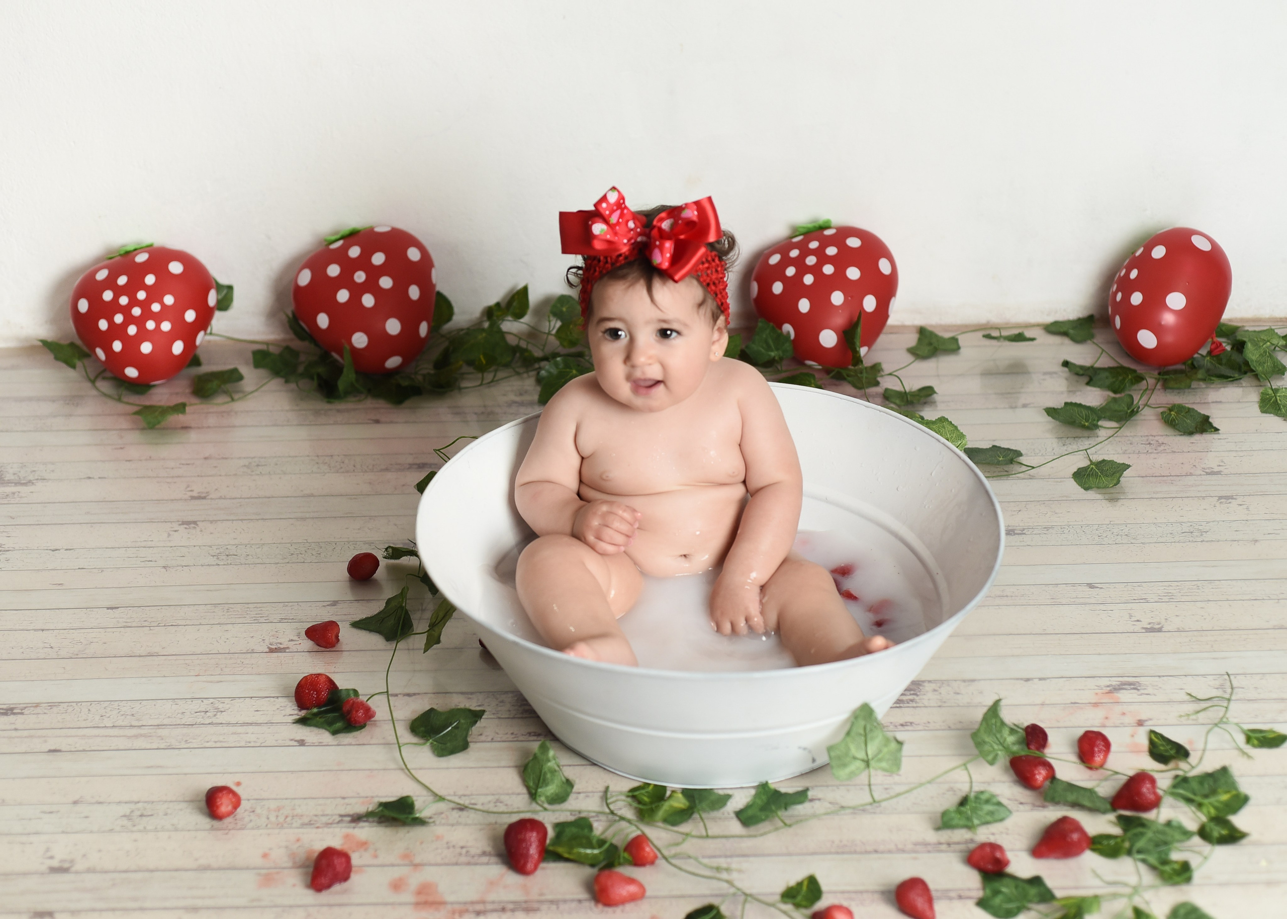 Sesión 1er año de Rebeca. Temática: Frutillita + Mini Sesión Navideña. Fotografo de casamiento en misiones y fotógrafo de familia  Posadas